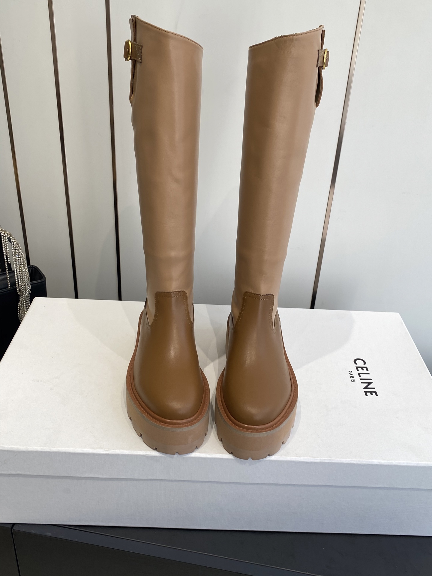 NO:615322,High version CELINE Celine 2025ss new retro thick-soled boots Martin boots knight boots Internet celebrity hot style is coming!  The major Internet celebrities are the first to experience it. Celine Internet celebrity's ins planting tool is very retro style and full of aura. The design style is very novel, high-end and very comfortable. The original version is customized one to one!  Absolutely the original order!  Fabric imported cowhide, lining cowhide, outsole original molded outsole, size 35-40 (customized at 40.41), boots, celine, celine, boots, cowhide19860909高版本CELINE 赛琳 2025ss新款复古厚底长靴 马丁靴骑士靴 网红爆款来袭！各大网红抢先体验、Celine网红ins种草神器、非常复古风、气场十足单品、设计风格非常新颖、高档且非常舒适.原版一比一定制！绝对原单做法！ 面料进口牛皮 内里牛皮 大底原版开模大底 码数35-40（40.41订做）,靴子,celine,celine,boots,cowhide,Women's Shoes