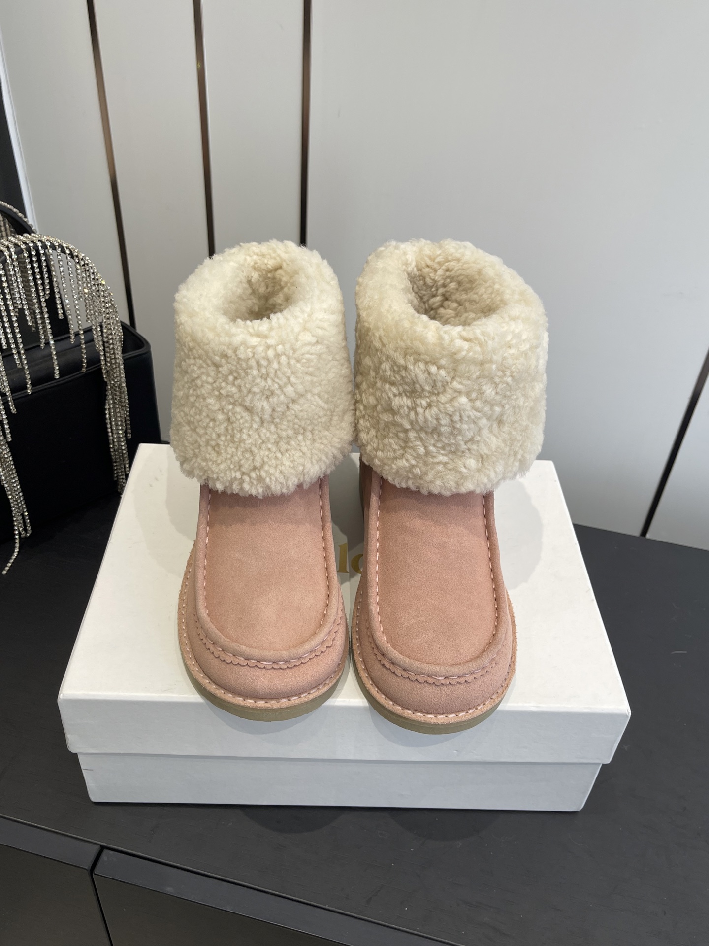 NO:616192,Chloe 25ss new wool shoes, casual sports shoes, have been popular in the entire fashion circle since they are available in multiple colors. The fabric is made of imported cowhide, and the lining is made of real wool. It is refreshing and breathable and does not burn the feet. It is fashionable and simple, and is loved by all goddesses~ Beautiful. Size 35-41 (40 41 custom-made), snow boots, chloe, loewe, boots, sneakers, cowhide19860909Chloe 蔻依 25ss新款羊毛鞋 休闲运动鞋 风靡整个时尚圈以来 多色多款.面料采用进口牛皮材质,内里垫脚真羊毛 清爽透气不焖脚,时尚简约范儿,女神都爱~美翻啦 码数35-41（40 41订做）,雪地靴,chloe,loewe,boots,sneakers,cowhide,Women's Shoes