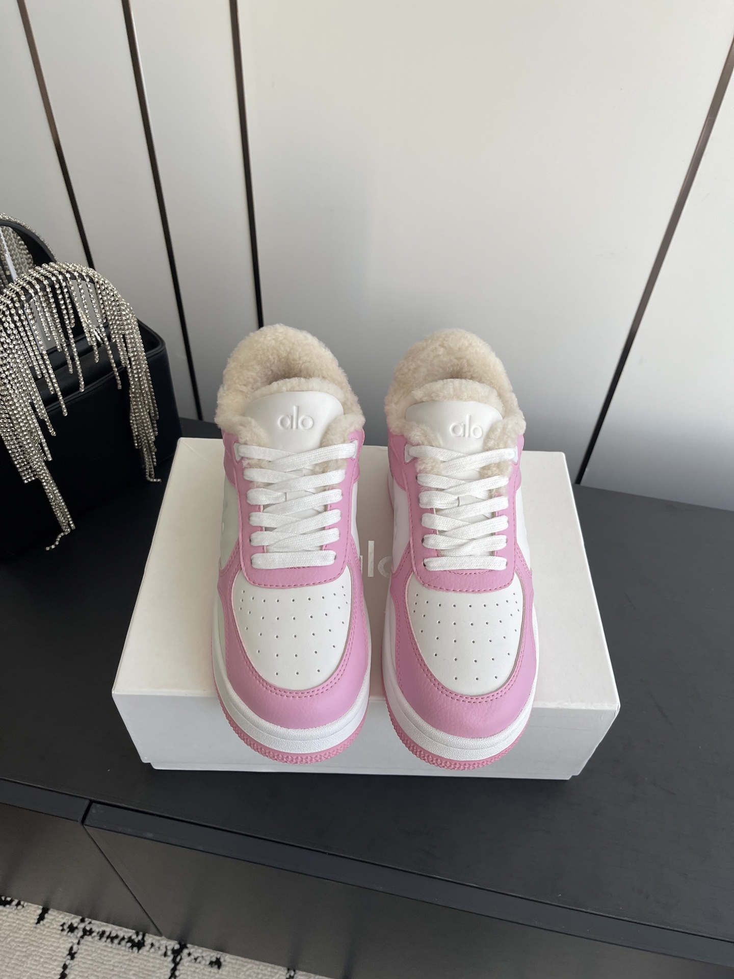 NO:616190,alo 25ss new autumn and winter color matching white shoes with thick soles, wool, comfortable and casual style alo understands girls better than Nike!  Super versatile on the feet!  And super comfortable!  It’s a thick-soled model but not heavy on the feet at all!  Very light!  It looks even better with socks!  And it’s the same model recommended by celebrities~the upper toes are taller and the legs are slimmer!  It’s super suitable for us little girls ~ The overall shoe also has a classic color-blocking and contrasting design with a delicate leather texture on the upper!  !  Material cowhide, wool lining, outsole, pure natural rubber outsole, size 35-40 (customized for 40), casual shoes/sports shoes, sneakers, cowhide19860909alo 25ss秋冬新款 拼色小白鞋厚底 羊毛 舒适休闲款 alo比耐克更懂女生！上脚超级百搭！而且超级舒适！是厚底款但是上脚一点都不沉重！ 非常轻便！套上袜套搭配更好看！而且还是明星同款推荐～上脚增高显腿细！ 超级适合我们小个子女生～鞋子整体也是经典的拼色撞色设计搭配鞋面细腻的真皮纹路肌理感！！ 材质牛皮 内里羊毛 大底纯天然橡胶大底 码数35-40（40订做）,休闲鞋/运动鞋毛毛鞋,sneakers,cowhide,Women's Shoes