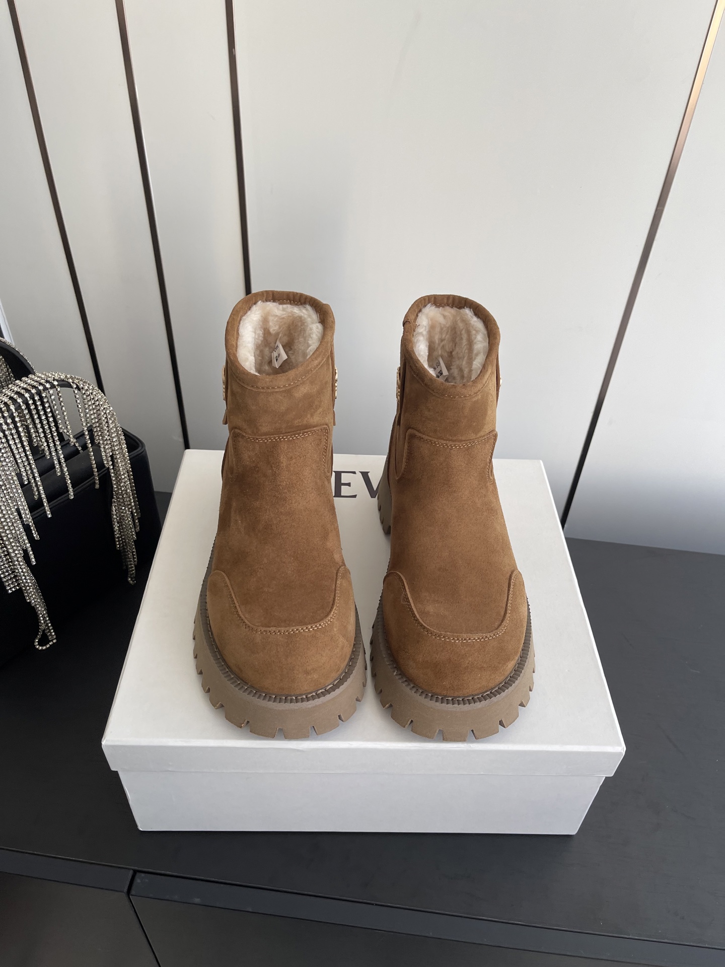 NO:616187,LOEWE 25ss new thick-soled snow boots for autumn and winter. LOEWE snow boots are made of brown suede cowhide, which has a delicate texture and is comfortable to wear. The golden hardware logo plaque on the side is very recognizable and is a classic element of the brand. The serrated rubber sole is slippery and fashionable, and the thick-soled design can also quietly increase your height. It is versatile in both trousers and skirts, and can easily create a relaxed feeling in autumn and winter. The fabric is imported cow suede.  Imported plush lining, original molded rubber outsole, size 35-41 (40 41 customized), snow boots, loewe, loewe, boots, skirts, cowhide19860909LOEWE 罗意威 25ss秋冬新款 厚底 雪地靴 LOEWE 罗意威雪地靴,选用棕色反绒牛皮,质感细腻,穿着舒适.侧面金色五金徽标饰牌超有辨识度,是品牌经典元素.锯齿状橡胶鞋底访滑又时髦,厚底设计还能悄悄增高,无论裤装还是裙装都很百搭,轻松打造秋冬松弛感穿搭. 面料进口牛反绒 内里进口毛绒 大底原版开模橡胶大底 码数35-41（40 41定做）,雪地靴,loewe,loewe,boots,skirts,cowhide,Women's Shoes