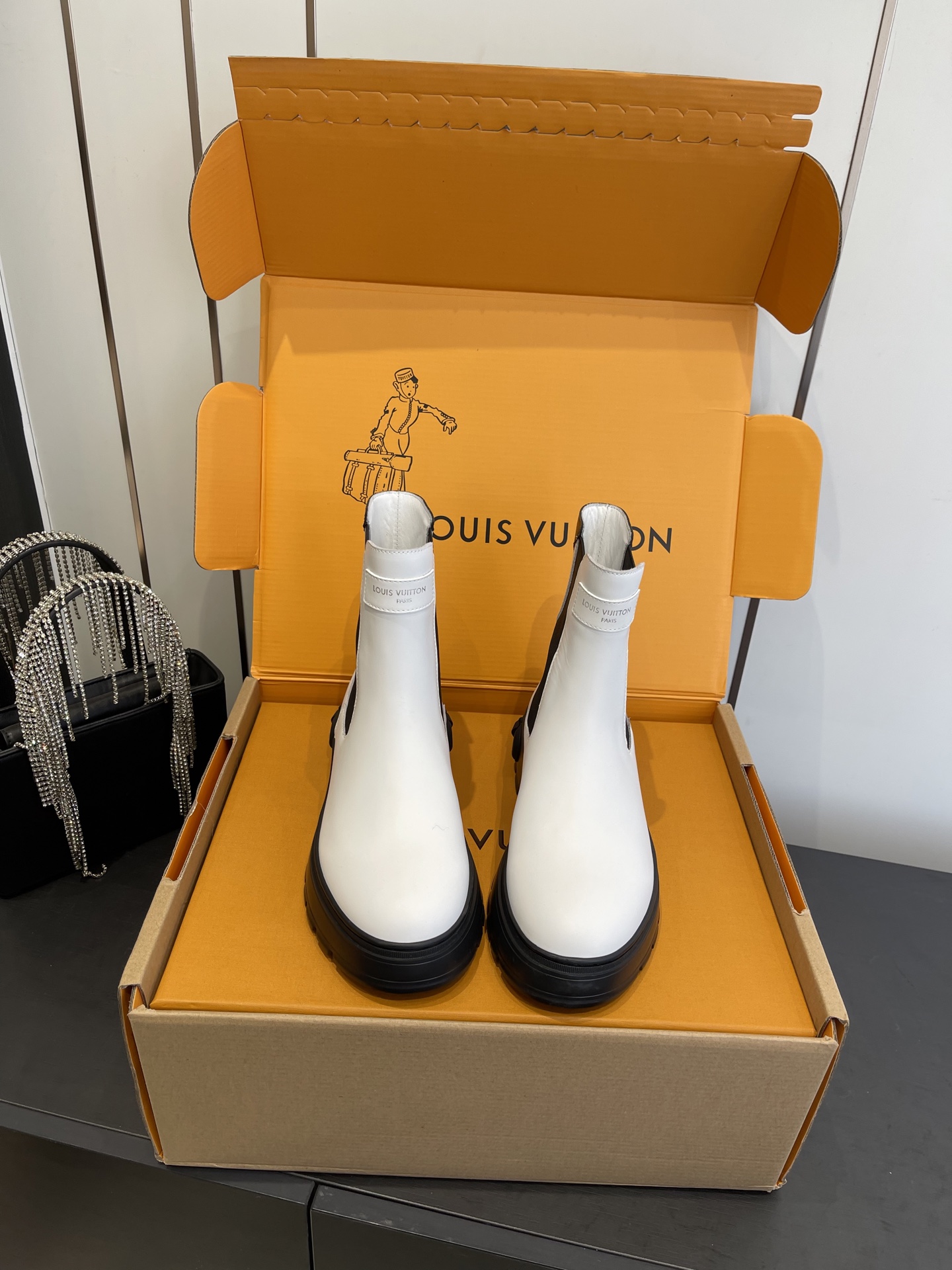 NO:617061,Louis Vuotton LV’s classic internet celebrity style Chelsea boots, LV Ruby’s top version of the boots are now a hit, haha, the new boots are very special, the flat boots inspire trendy charm between toughness and femininity, the cute big-toe shoes!  The upper is made of full-grain calfskin, with a matte texture!  Lining water-dyed cowhide, original IP foam rubber sole, size 35-41 (customized 40 41), boots, louis vuitton, louis vuitton, boots, cowhide19860909Louis Vuotton LV经典网红款切尔西短靴 LV Ruby 短靴顶级版本爆款来袭,哈哈新款的靴靴非常特别,平底靴在硬朗和柔美之间激发潮流魅力,可可爱爱大头鞋！ 鞋面全粒面小牛皮,雾哑的质感！内里水染牛皮里 原版IP发泡橡胶底 码数35-41（40 41订做）,靴子,louis vuitton,louis vuitton,boots,cowhide,Women's Shoes