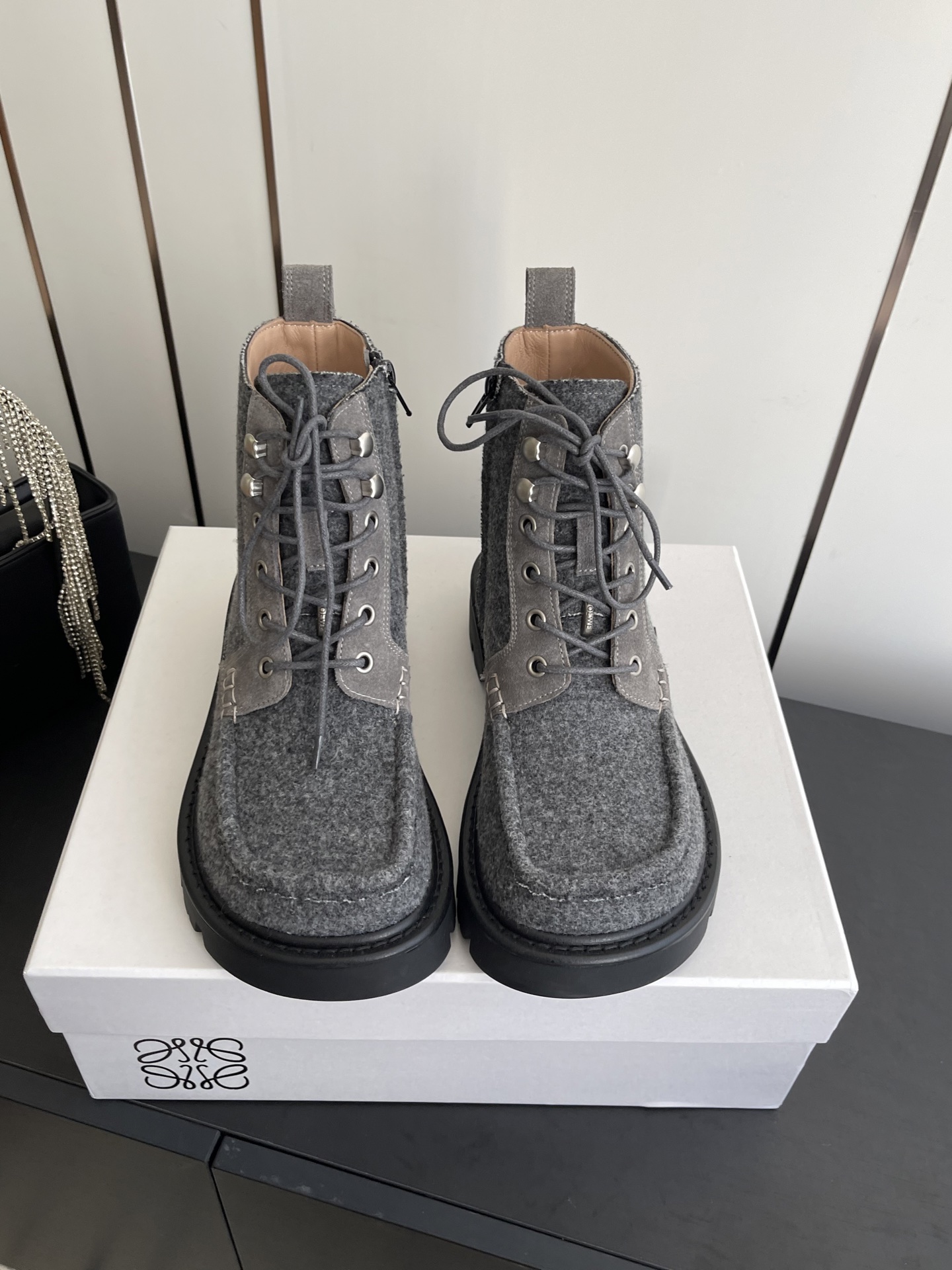 NO:617065,LOEWE 25ss new style for autumn and winter, doll head, lace Martin boots, simple and fashionable, timeless and timeless, a classic that will never fade away in the fashion world. The retro British style allows you to wear a different temperament. The original last is fully packaged at the counter!  Fabric imported calfskin, original molded fabric, sheepskin lining, original molded wear-resistant velvet ultra-light outsole, size 35-39 (customized in 40), boots, loewe, loewe, boots, cowhide, sheepskin19860909LOEWE 罗意威 25ss 秋冬新款 娃娃头 鞋带马丁靴 简约大气时髦 耐看不过时 是时尚圈永不退潮的经典所在 复古的英伦风格 让你穿出不一样的气质.对版原版楦头 专柜全套包装！ 面料进口小牛皮 原版开模布料 内里羊皮内里 鞋底原版开模耐磨绒超轻大底 码数35-39（40订做）,靴子,loewe,loewe,boots,cowhide,sheepskin,Women's Shoes