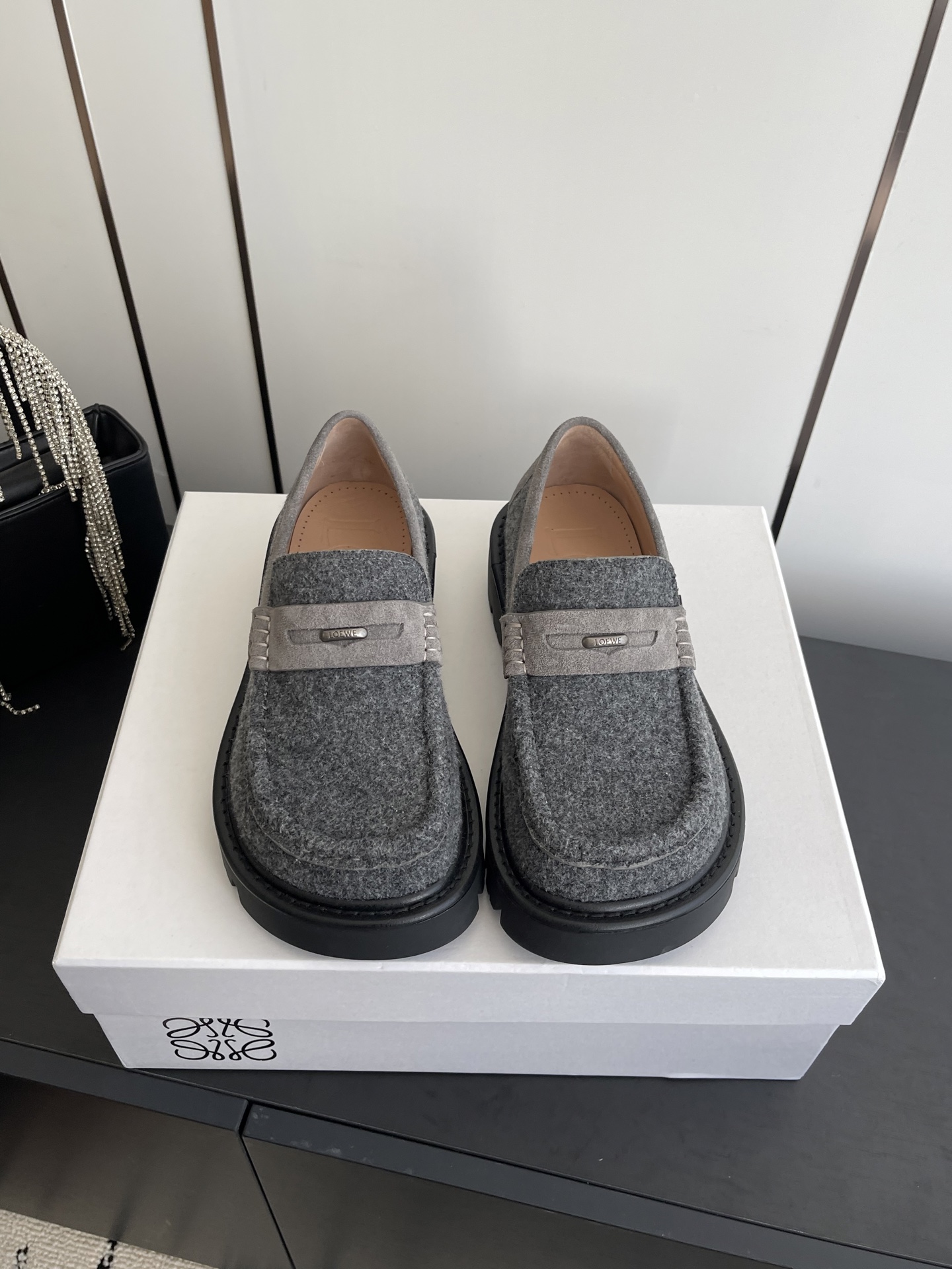 NO:617063,LOEWE 25ss new autumn and winter baby toe loafers with laces. Simple and fashionable, timeless and timeless. They are a classic that will never fade away in the fashion circle. The retro British style allows you to wear a different temperament. The original lasts are matched to the counter and are fully packaged!  Fabric imported calfskin, original molded fabric, sheepskin lining, original molded wear-resistant velvet ultra-light outsole, size 35-41 (customized 40 41), loafers, loewe, loewe, loafers, cowhide, sheepskin19860909LOEWE 罗意威 25ss 秋冬新款 娃娃头 鞋带乐福鞋 简约大气时髦 耐看不过时 是时尚圈永不退潮的经典所在 复古的英伦风格 让你穿出不一样的气质.对版原版楦头 专柜全套包装！ 面料进口小牛皮 原版开模布料 内里羊皮内里 鞋底原版开模耐磨绒超轻大底 码数35-41（40 41订做）,乐福鞋,loewe,loewe,loafers,cowhide,sheepskin,Women's Shoes