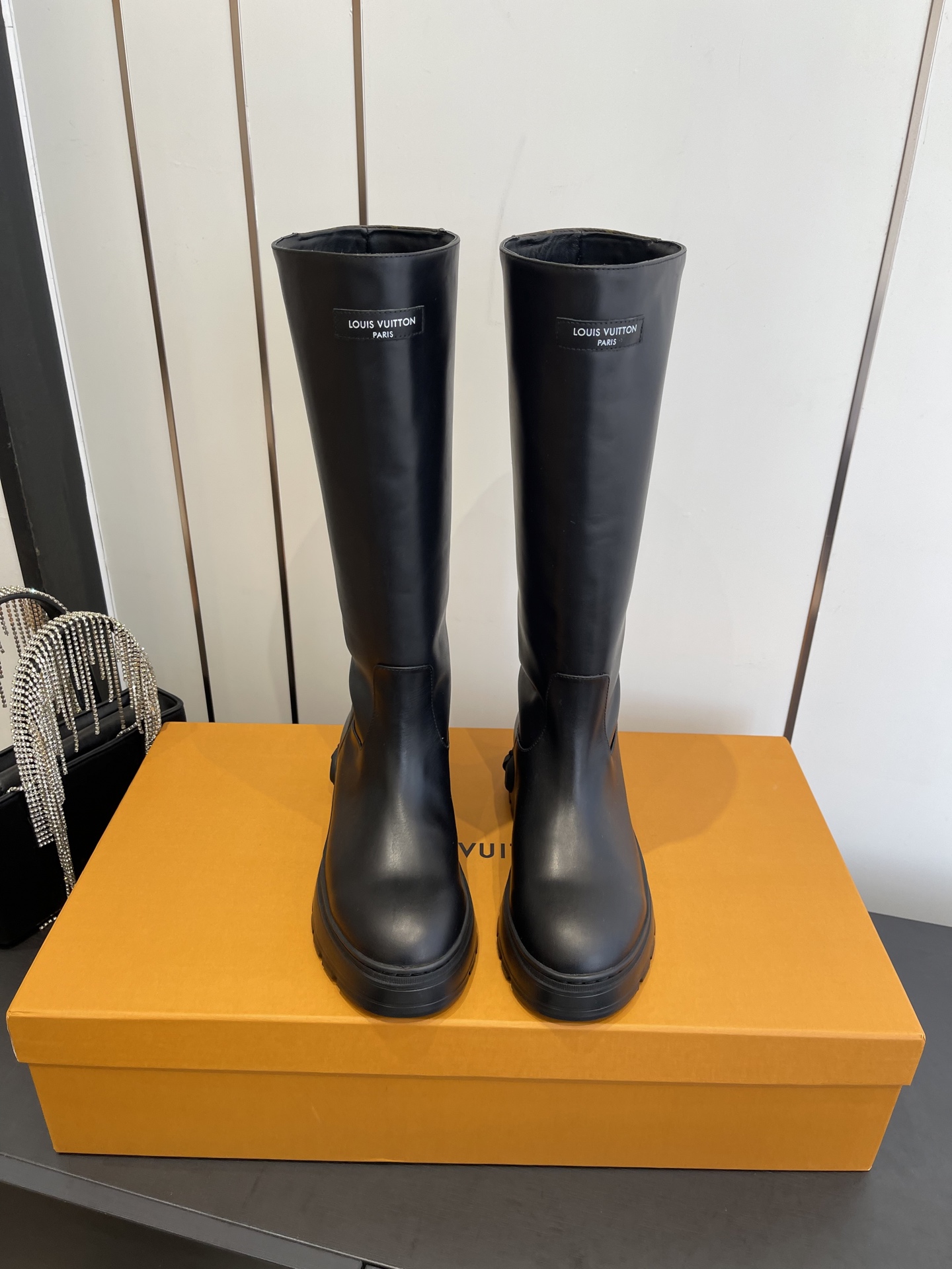 NO:626087,Louis Vuotton 25ss new British style Martin boots long boots last type versatile slim feet yyds three-dimensional and full shape, full of temperament, comfortable on the feet, very retro style, full of aura, plus the original presbyopic design style is very classic, perfect details, original imported first-layer cowhide on the upper, imported cowhide on the lining, original open-molded non-slip outsole, size 35-40 (customized at 40.41), boots, louis  vuitton,boots,cowhide19860909Louis Vuotton 25ss 新款英伦风 马丁靴 长靴 楦型百搭瘦脚yyds 造型立体饱满 气质满满 上脚舒适 非常复古风、气场十足 加原版老花设计风格非常经典 细节完美 鞋面原版进口头层牛皮 内里进口牛皮 原版开模防滑大底 码数35-40（40.41定做）,靴子,louis vuitton,boots,cowhide,Women's Shoes