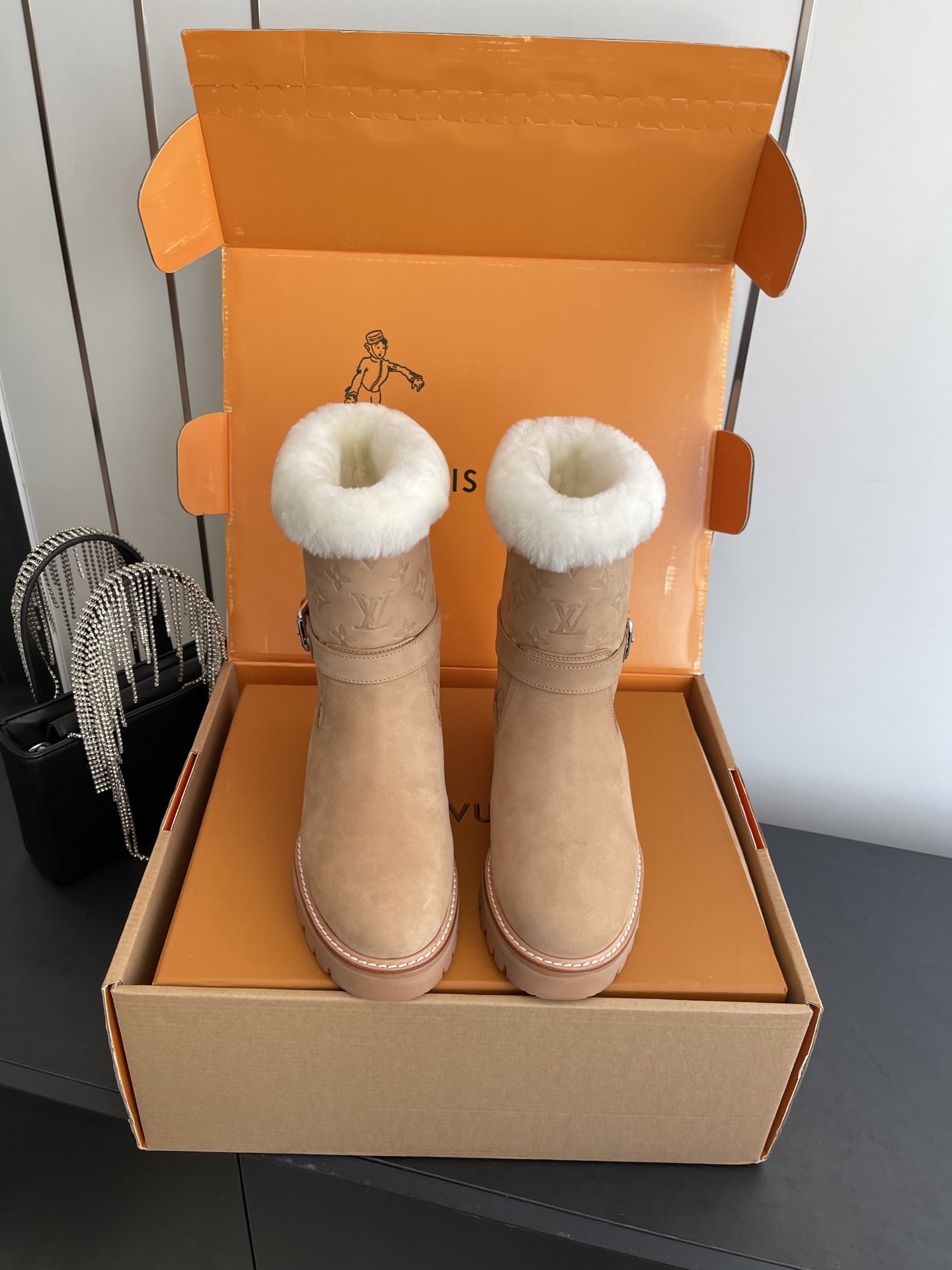 NO:626081,Louis Vuiton Louis Vuitton TERRITORY ankle boots This Territory flat ankle boot is made of nubuck calfskin with a partially embossed Monogram pattern and a stable rubber outsole. Comfortable shearling lining is presented as a hem on the top of the boot shaft. Yingze buckles and studs highlight the belt-style ribbon. Nubuck calfskin Louis Vuitton elements Shearling lining Rubber outsole Size 35-41, snow boots, louis  vuitton,louis vuitton,boots,cowhide19860909Louis Vuiton 路易威登 TERRITORY 及踝靴短靴  本款 Territory 平底及踝靴为正绒面牛皮革局部压印 Monogram 图案,搭配稳固橡胶外底.舒适羊毛皮内衬在靴筒顶部以包边形式呈现.莹泽搭扣与饰钉点亮腰带风格饰带. 正绒面牛皮革 路易威登元素 羊毛皮内衬 橡胶外底 码数35-41,雪地靴,louis vuitton,louis vuitton,boots,cowhide,Women's Shoes