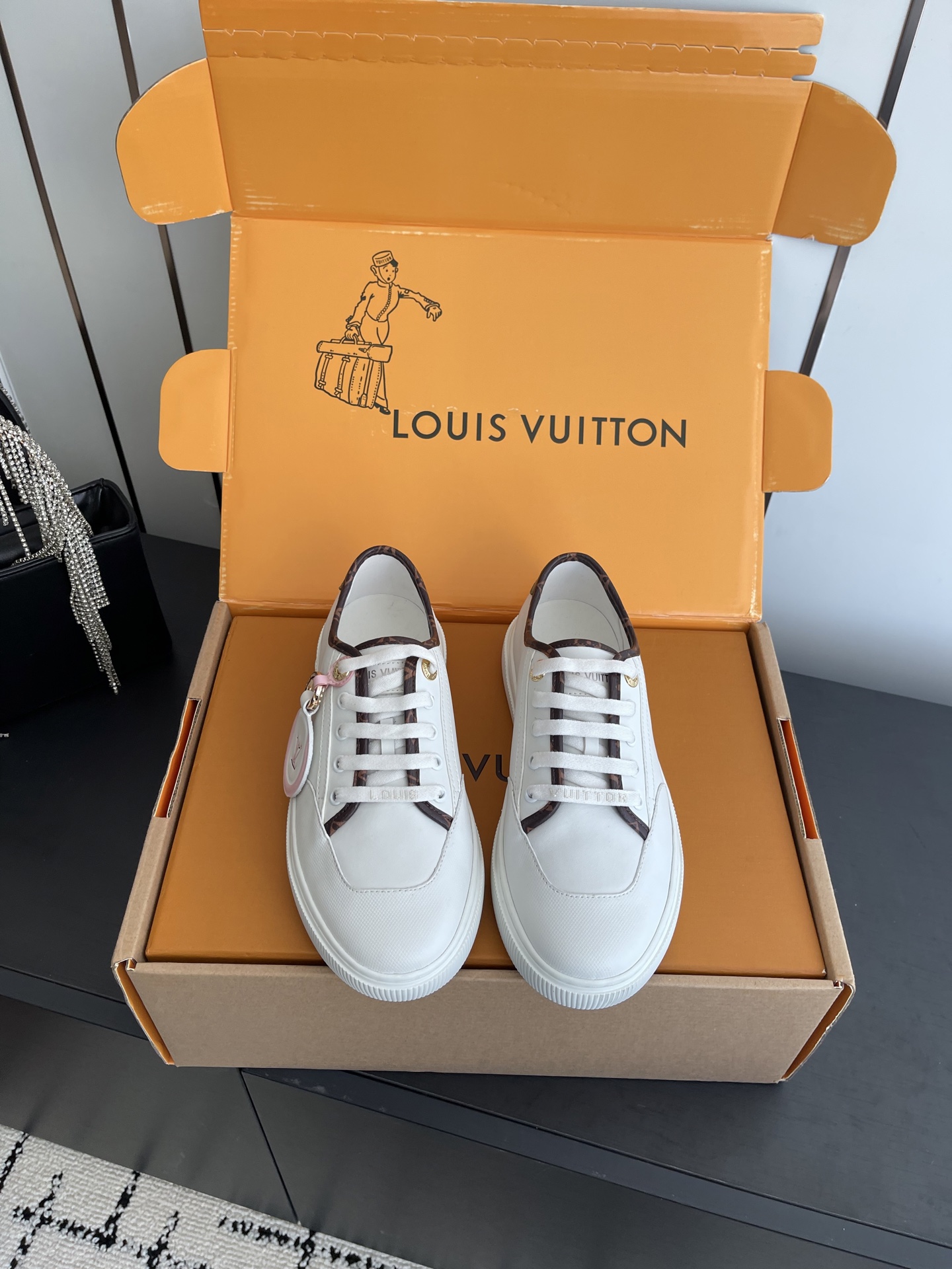 NO:626069,Louis Vuiton Louis Vuitton 25ss new style LV Lagoon series denim embossed presbyopia canvas shoes skate shoes casual sports shoes original purchase, development and production. The entire pair of shoes is purchased from Zp, developed and made, all customized materials. Exclusive mold outsole. Details are all matched to the version. Shipment code number 35-41 (40 41 customized), casual shoes/sports shoes, louis vuitton, louis vuitton, louis vuitton, sneakers19860909Louis Vuiton路易威登 25ss新款 LV Lagoon系列丹宁牛仔布压花老花帆布鞋滑板鞋休闲运动鞋 原版购入开发做货 整双鞋子采购Zp开发打造,全部定制材料 独家开模大底 细节全部对版出货码数35-41（40 41订做）,休闲鞋/运动鞋,louis vuitton,louis vuitton,louis vuitton,sneakers,Women's Shoes