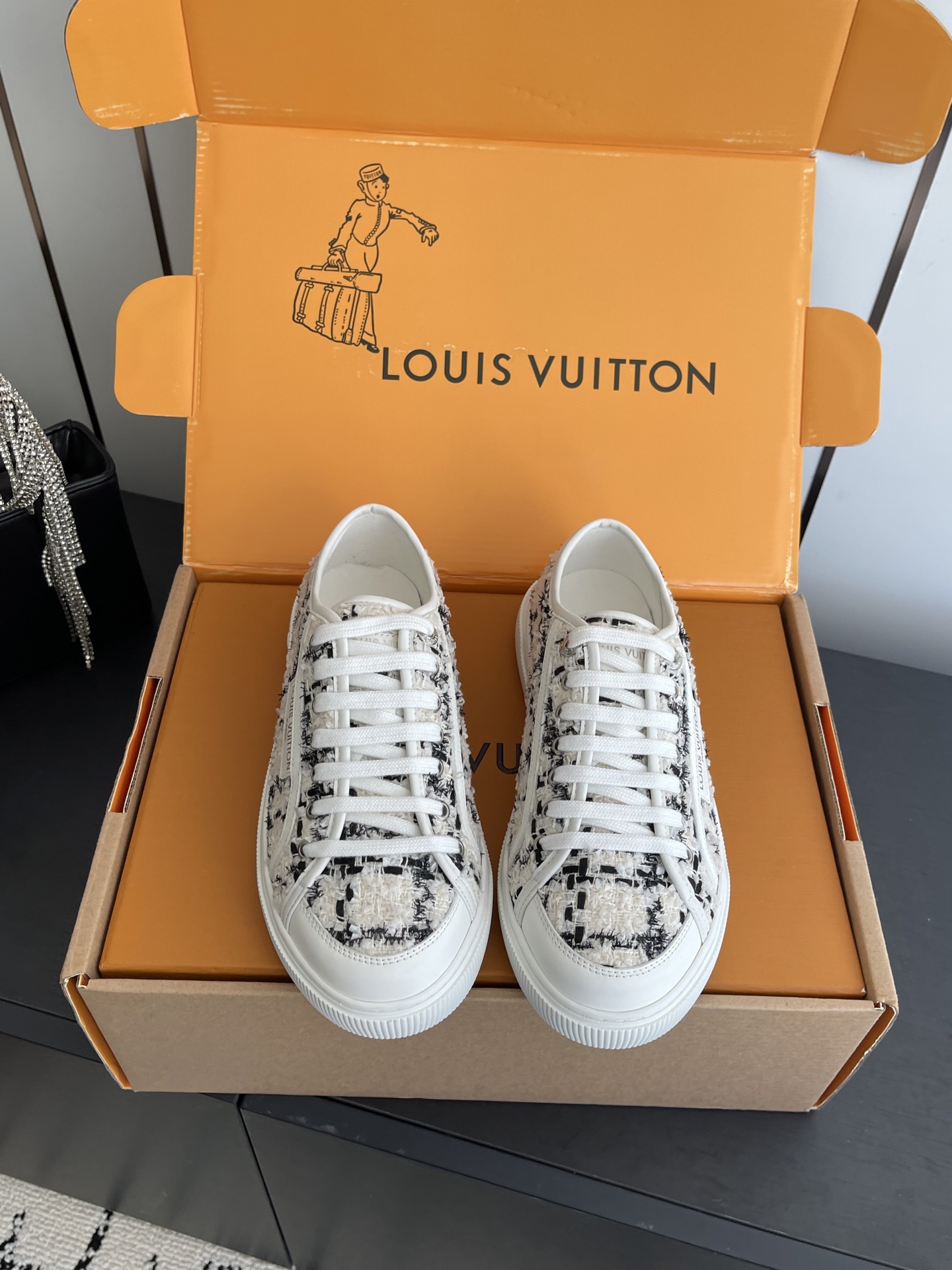 NO:626075,Louis Vuiton Louis Vuitton 25ss new style LV Lagoon series denim embossed presbyopia canvas shoes skate shoes casual sports shoes original purchase, development and production. The entire pair of shoes is purchased from Zp development and production, all customized materials. Exclusive mold outsole. Details are all matched to the version. Shipment code number 35-41 (40 41 customized), casual shoes/sports shoes, louis vuitton, louis vuitton, louis vuitton, sneakers19860909Louis Vuiton 路易威登 25ss新款 LV Lagoon系列丹宁牛仔布压花老花帆布鞋滑板鞋休闲运动鞋 原版购入开发做货 整双鞋子采购Zp开发打造,全部定制材料 独家开模大底 细节全部对版出货码数35-41（40 41订做）,休闲鞋/运动鞋,louis vuitton,louis vuitton,louis vuitton,sneakers,Women's Shoes