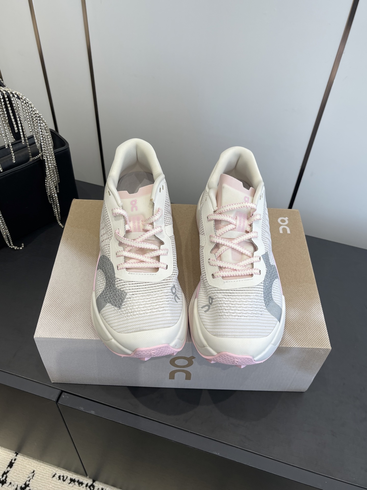 NO:628589,On's new Cloudultra Pro sneakers are very comfortable running shoes. The soles are soft and have good wrapping properties. The upper feet are longer and the legs are longer. They are versatile whether they are casual or sports, but they are really the best-looking and textured color. The midsole is made of double-layer Helion hyper foam to bring rebound and a more stable foot feel. It adopts On's latest technology and redesigns the Missiongrip outsole. It is equipped with a tooth-lug structure to provide sole friction. It uses Leno's finely knitted breathable upper.  Seiko curved design aimed at improving running efficiency equipped with technology built for durability and speed Size 36-45, casual shoes/sports shoes, sneakers19860909On昂跑 新品Cloudultra Pro 运动鞋 跑步鞋脚感很舒服 鞋底柔软且包裹性好 上脚显腿长 不管休闲还是运动都很百搭 但真的是最好看最显质感的颜色 中底选用双层 Helion hyper foam 泡棉 带来回弹和更稳定的脚感 采用On昂跑 目前最新科技 重新设计 Missiongrip 外底 搭载齿耳结构 旨在提供鞋底摩擦力 采用 Leno 精编透气鞋面 精工弧形设计 旨在提升跑步效率 搭载为耐久和速度而打造的科技 码数36-45,休闲鞋/运动鞋,sneakers,Women's Shoes