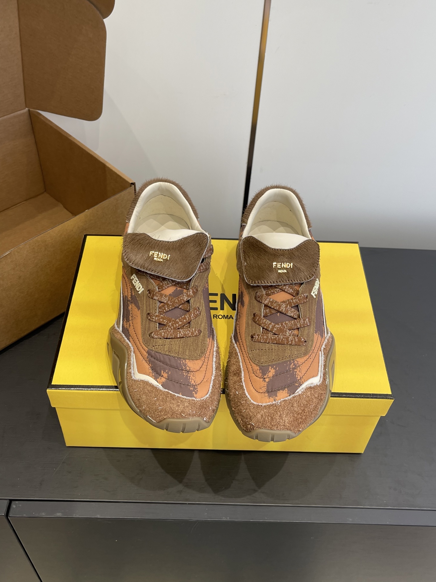 NO:630726,Fendi Fendi 25ss new autumn and winter Wave Pulse casual shoes, sports shoes, high-tech fabric, ink-splashing design, like stepping on an art canvas, retro and high-end elastic shoelace design is super considerate, and the upper foot wraps up perfectly. Rubber soles, you will not be tired after walking all day long. Comfortable, convenient and fashionable, it can satisfy your three wishes at once. The upper is made of original imported cowhide/cloth. The inner lining is sheepskin. The original customized Tpu combination outsole.  Size 35-40 (40.41 customized), casual shoes/sports shoes, fendi, fendi, sneakers, cowhide, sheepskin19860909Fendi 芬迪 25ss秋冬新款 Wave Pulse 休闲鞋 运动鞋 高科技布料 泼墨设计 像把艺术画布踩脚下 复古又高级弹力鞋带设计超贴心 上脚包裹感绝 橡胶鞋底 暴走一天都不累 舒适 方便 时尚一次性满足你三个愿望 鞋面采用原版进口牛皮/布 内里垫脚羊皮 原版定制Tpu组合大底 码数35-40（40.41定做）,休闲鞋/运动鞋,fendi,fendi,sneakers,cowhide,sheepskin,Women's Shoes