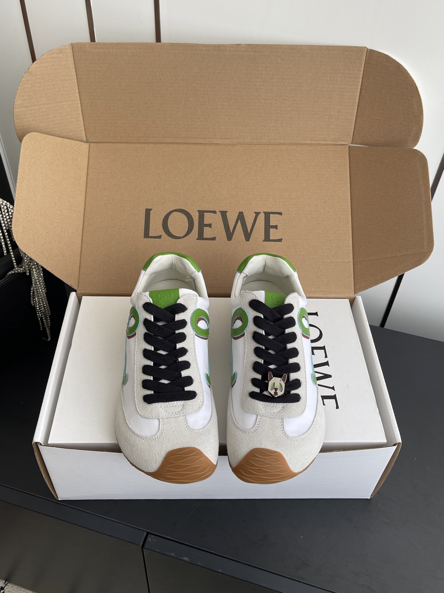 NO:630729,Loewe Loewe 25ss autumn and winter new balletrunner couple ballet sneakers Forrest Gump shoes are classic and I fell in love with them at first sight. The minimalist style of splicing is really the ultimate. It is really versatile and can be worn casually. It is very high-end. It is very light and can be used for shopping without stress. It is incomparably comfortable on the feet. It is light and has no weight-bearing feeling. I really love it when I go out. It is a little taller without kicking. The upper is made of original imported cowhide leather and original fabric. The inner padding sheepskin  The sole is made of original customized rubber combination outsole, size 35-44 (40 for women, 45 for men, customized), casual shoes/sports shoes, loewe, loewe, sneakers, cowhide, sheepskin19860909Loewe 罗意威 25ss秋冬新款 balletrunner 情侣款芭蕾运动鞋 阿甘鞋 经典一眼就爱上的 拼接的极简风格真的做到极致 实在太百搭 随便穿搭就可以很高级 很轻便 逛街暴走无压力 上脚无敌舒适 轻盈无负重感 出街真的爱了 不打脚还有点小增高 鞋面采用原版进口牛皮拼接原版布料 内里垫脚羊皮 鞋底采用原版定制橡胶组合大底 码数35-44（女40 男45定做）,休闲鞋/运动鞋,loewe,loewe,sneakers,cowhide,sheepskin,Women's Shoes