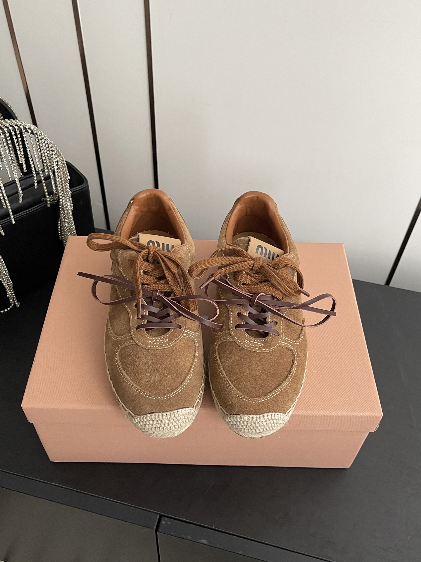 NO:630720,Miu Miu 25ss new autumn and winter style woven hemp rope fisherman shoes, the latest catwalk series, classic upgrades, both comfort and fashion. Every color combination looks good, and the design matches different style needs. Upper grade A high mercerized cow velvet, hand-woven raffia. Lining lining A grade high mercerized cow velvet. Outsole rubber sole. Size 35-40 (customized in 40), casual shoes/sports shoes, miumiu, sneakers, espadrilles19860909Miu Miu 25ss 秋冬新款 编织麻绳渔夫鞋 最新走秀系列 经典升级 舒适度与时髦度并存 每个颜色搭配都好看,设计搭配不同风格需求 鞋面A级高丝光胎牛绒,拉菲草手工编织 内里A级高丝光胎牛绒 大底橡胶底 码数35-40（40订做）,休闲鞋/运动鞋,miumiu,sneakers,espadrilles,Women's Shoes