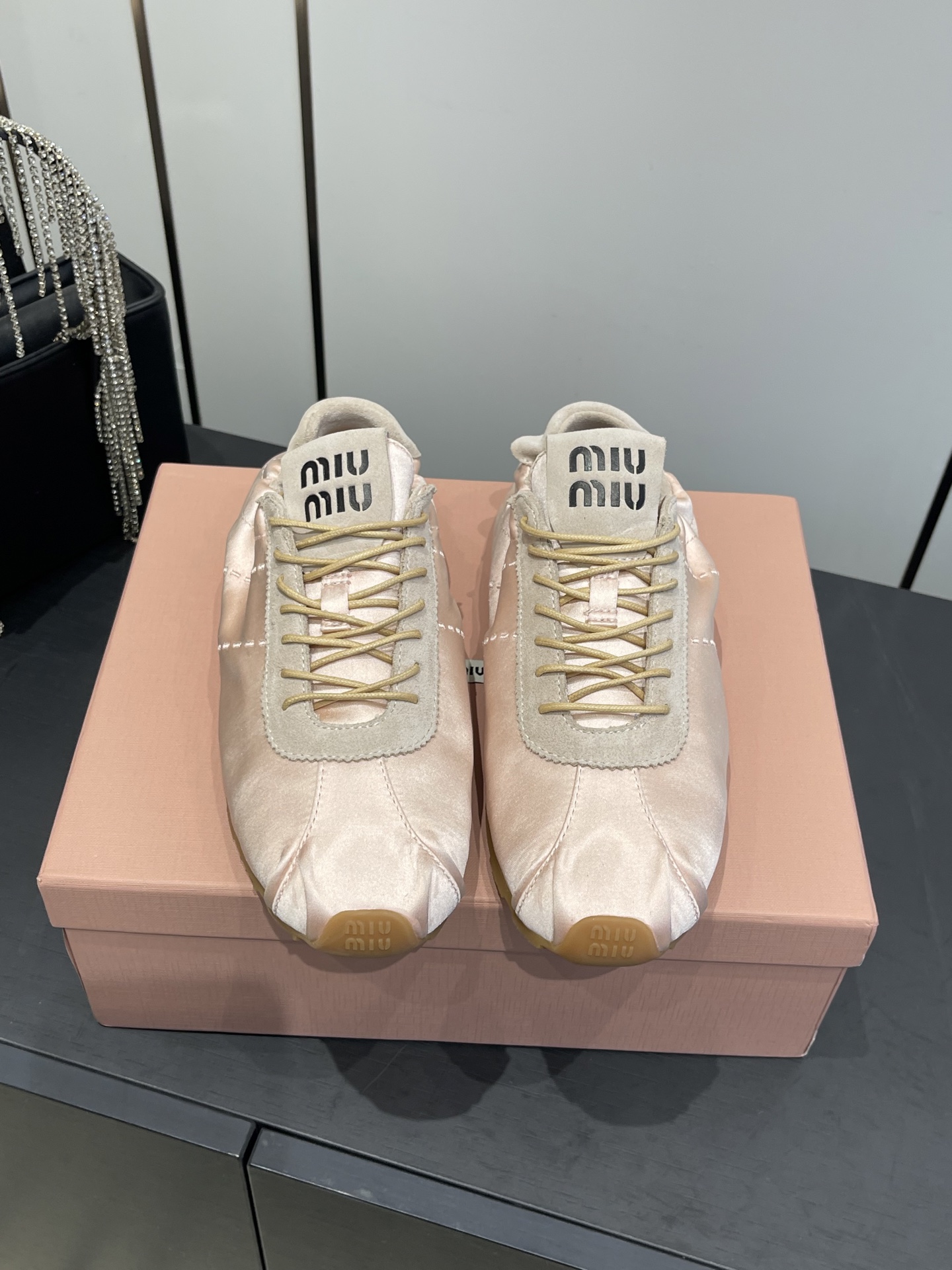 NO:630723,Miu Miu 25ss new style catwalk new slip-on slip-on shoes, moral training shoes, official spring and summer catwalk new style, fashionable and versatile, can be salty or sweet, and does not wear your feet at all. Whether worn barefoot or with socks, it is super age-reducing and super versatile!  Customized silk fabric for the upper, sheepskin lining for the feet, original rubber outsole for the sole, size 35-41 (customized 40 41), casual shoes/sports shoes, miumiu, sneakers, sheepskin, real silk, socks19860909Miu Miu 缪缪 25ss新款 走秀新款一脚蹬懒人鞋 德训鞋 官方春夏走秀新款,时髦百搭·即可咸又可甜·一点也不磨脚 无论光脚穿还是搭配袜子穿都超级减龄 超级无敌百搭！ 鞋面定制真丝布料 内里垫脚羊皮 鞋底原版橡胶大底 码数35-41（40 41订做）,休闲鞋/运动鞋,miumiu,sneakers,sheepskin,real silk,socks,Women's Shoes