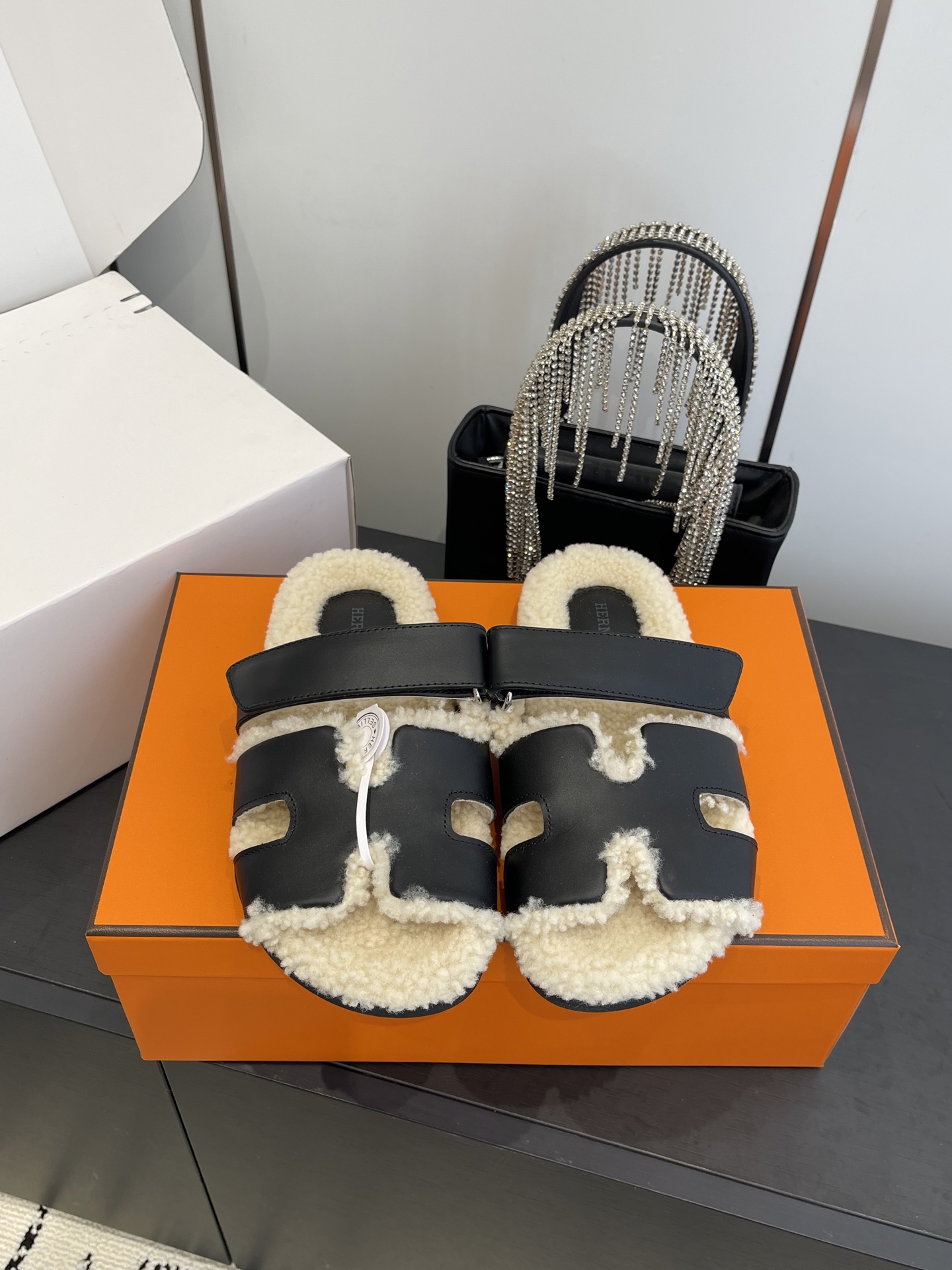 NO:630714,Purchasing-grade Hermes Erjiu slippers, a fashionable top-notch luxury product, Hermes Teddy slippers are really soft, waxy and super beautiful. The first pair of fur slippers in early winter. They are so comfortable to wear that it’s like stepping on the carpet and don’t want to take them off. Commonly known as Erjiu slippers, they are here to bring you an extremely comfortable day.... Material: imported suede, imported cowhide, imported lamb wool lining, Tpu non-slip outsole  Size 35-40 (40 customized), fur shoes and slippers, hermes, hermes, slippers, cowhide, chamois leather19860909代购级 Hermes 爱马仕 二舅毛拖 妥妥的时尚款顶级出品轻奢 hermes泰迪毛拖真的软软糯糯超美 初冬的第一双毛拖 真的穿起太舒服了 像踩在地毯上完全不想脱下来 俗称二舅拖鞋它来啦 带来极度舒适的一天.... 材质进口麂皮 进口牛皮 内里进口羊羔毛 Tpu防滑大底 码数35-40（40定做）,毛毛鞋拖鞋,hermes,hermes,slippers,cowhide,chamois leather,Women's Shoes