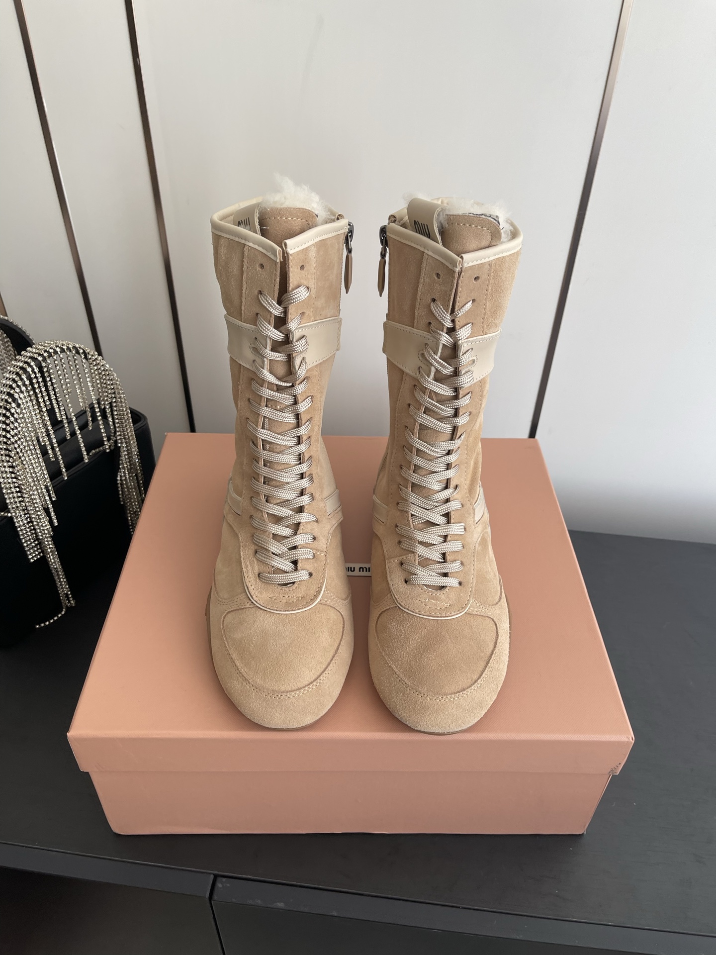 NO:630731,Miu Miu 25ss new autumn and winter style wool boots, Martin boots, retro, classic, simple, handsome and versatile ~ the shoe shape is super good, easy to wear, light and not bulky, full wool lining, super good-looking and warm, a must-have for winter, imported cow suede lining, wool lining, original molded outsole, size 35-40 (customized in 40), boots, miumiu, boots19860909Miu Miu 缪缪 25ss秋冬新款 羊毛靴 马丁靴 复古经典简约帅气百搭～鞋形超好 好穿到飞起 轻盈不笨重 全羊毛内里 超级好看又保暖 冬季必备款 面料进口牛反绒 内里羊毛内里 原版开模大底 码数35-40（40定做）,靴子,miumiu,boots,Women's Shoes