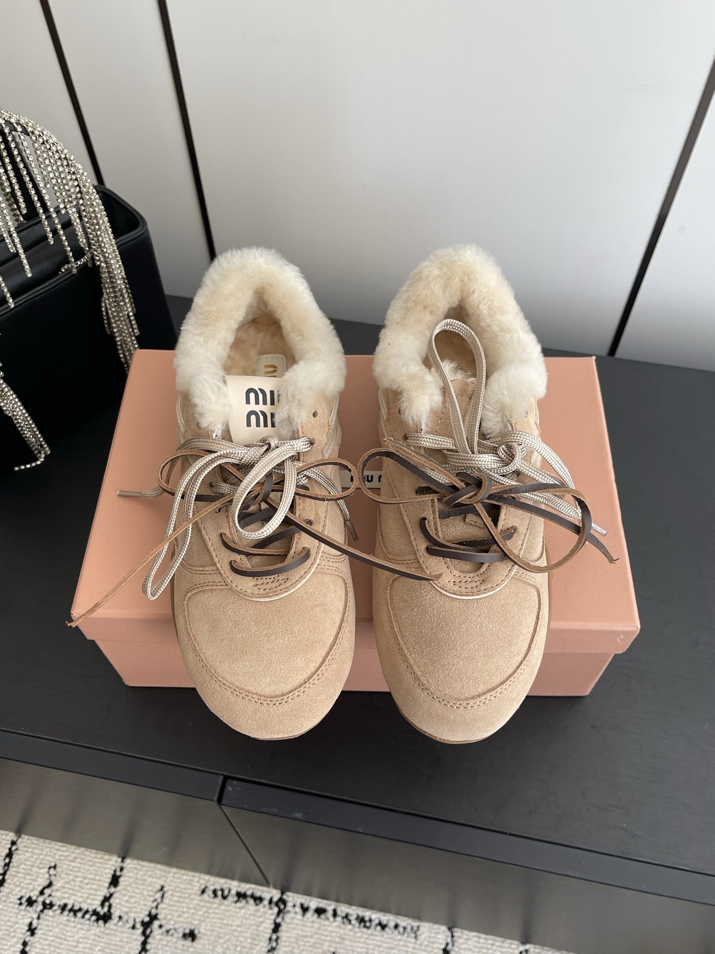 NO:630717,Miu Miu 2025ss autumn and winter catwalk new lace-up moral training shoes casual sports shoes These lace-up casual sports shoes ~ a must-have for daily wear!  It’s a perfect piece that looks great on the feet, is comfortable, classic and versatile!  Fabric imported custom-made suede, lining imported wool/sheepskin, outsole original molded rubber outsole, size 35-39 (customized in 40), casual shoes/sports shoes, miumiu, sneakers, sheepskin19860909Miu Miu 缪缪 2025ss秋冬走秀新款系带德训鞋休闲运动鞋 这款系带休闲运动鞋～日常穿着必选！上脚超级好看舒适经典百搭的绝绝子单品！ 面料进口订制反绒皮 内里进口羊毛/羊皮 大底原版开模橡胶大底 码数35-39（40订做）,休闲鞋/运动鞋,miumiu,sneakers,sheepskin,Women's Shoes