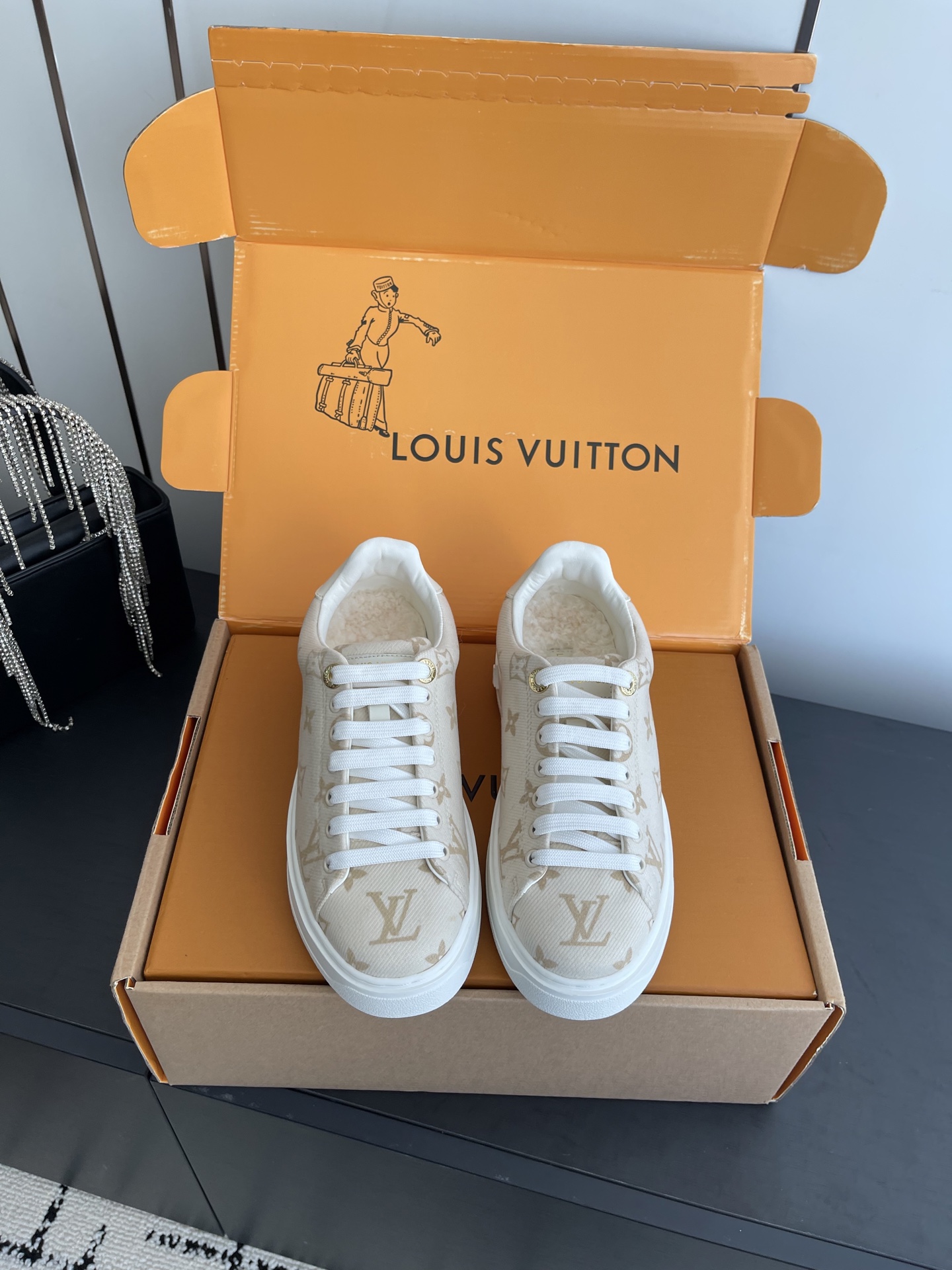 NO:631059,LouIs Vuitton Louis Vuitton TIME OUT casual sneakers, white shoes, woolen This Time Out sneaker is stitched with cow leather and Monogram denim, echoing the current season's leather goods series. The denim luggage tag is fixed on the upper with a leather strap, highlighting Louis Vuitton's travel heritage. Dazzling inscribed eyelets and brand logo embossing on the tongue add exquisite details. Original cow suede upper, sheepskin lining, wool padding, original molded outsole  Size 35-40 (40 customized), casual shoes/sports shoes, louis vuitton, louis vuitton, sneakers, cowhide, sheepskin19860909LouIs Vuitton 路易威登TIME OUT休闲板鞋 小白鞋 毛里 本款Time Out运动鞋拼接牛皮革与 Monogram 丹宁布 与当季皮具系列遥相呼应 丹宁布行李牌通过皮革饰带固定于鞋面 彰显路易威登的旅行传承 耀目铭纹孔眼与鞋舌处品牌标识压纹增添考究细节 鞋面原版牛反绒 内里羊皮 垫脚羊毛 原版开模大底 码数35-40（40定做）,休闲鞋/运动鞋,louis vuitton,louis vuitton,sneakers,cowhide,sheepskin,Women's Shoes