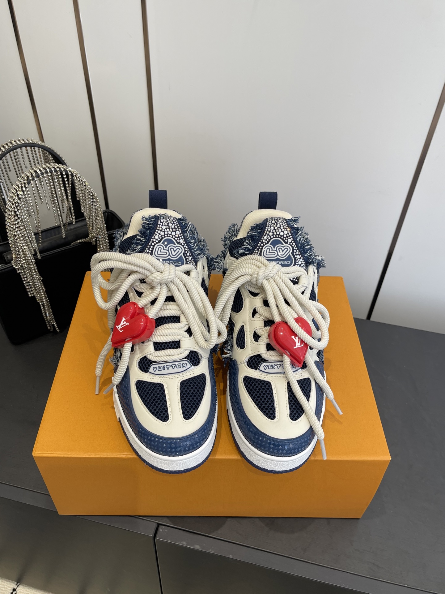 NO:631060,Accessories 60 Louis Vuiton Louis Vuitton LV Skate series bread shoes skate shoes drill surface sneakers LV Skate continues from the beginning The  View professional skate shoes, this style continues the fat silhouette of the 90s. Designers added playful elements such as an open mesh tongue and exaggerated laces that pay tribute to Axion, es and DC. This LVSK8 sneaker is different from the typical skate shoes, it is made of nubuck leather with TPU trim and Monogram texture. Finally, there are logos on the heel and tongue and floral patterns on the side. Fabric Original custom-made first-layer cowhide + breathable mesh Lining original imported breathable mesh lining  Original open-molded tpu outsole, size 35-45 (custom-made for women 40 and men 45), casual shoes/sports shoes, louis vuitton, louis vuitton, louis vuitton, sneakers, cowhide19860909配饰60 Louis Vuiton路易威登 LV Skate系列面包鞋滑板鞋 钻面 运动鞋 LV Skate从开始延续The View专业滑板鞋款,这种风格延续了90年代肥大的版型.设计师们添加了俏皮的元素,例如开放式网面鞋舌和向Axion、es和DC致敬的夸张鞋带.这款LVSK8运动鞋不同于典型的滑板鞋,它采用牛巴革制成,带有TPU饰边和Monogram纹理.最后,还有鞋跟和鞋舌上的logo以及侧面花卉图案. 面料原版定制头层牛皮+透气网面 内里原版进口透气网里 鞋底原版开模tpu大底 码数35-45（女40 男45订做）,休闲鞋/运动鞋,louis vuitton,louis vuitton,louis vuitton,sneakers,cowhide,Women's Shoes