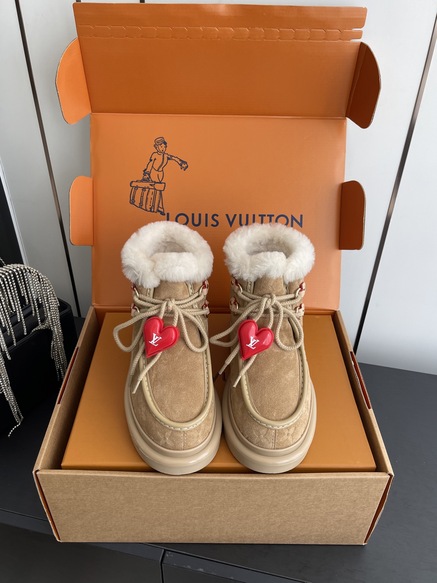 NO:631057,Accessories 60 Louis Vuitton Louis Vuitton 25 new ski series snow boots, made of suede cow leather with a velvet texture, matched with a soft and warm shearling lining. The letter stitching on the upper and the inscribed buckle of the adjustable shoelaces enrich the brand details. The lightweight micro outsole completes the trendy style. The fabric is made of original imported first-layer cowhide, the lining is wool, and the original molded outsole  Size 35-39 (40.41 customized), snow boots, louis vuitton, louis vuitton, boots, cowhide19860909配饰60 Louis Vuitton 路易威登 25新品滑雪系列 雪地靴 以绒面牛皮革呈现丝绒质感 搭配柔暖羊毛皮内衬 鞋面的 字母缝线和可调节鞋带的铭纹搭扣共同丰富品牌细节 轻盈微型外底完善潮流格调 面料采用原版进口头层牛皮 内里垫脚羊毛 原版开模大底 码数35-39（40.41定做）,雪地靴,louis vuitton,louis vuitton,boots,cowhide,Women's Shoes