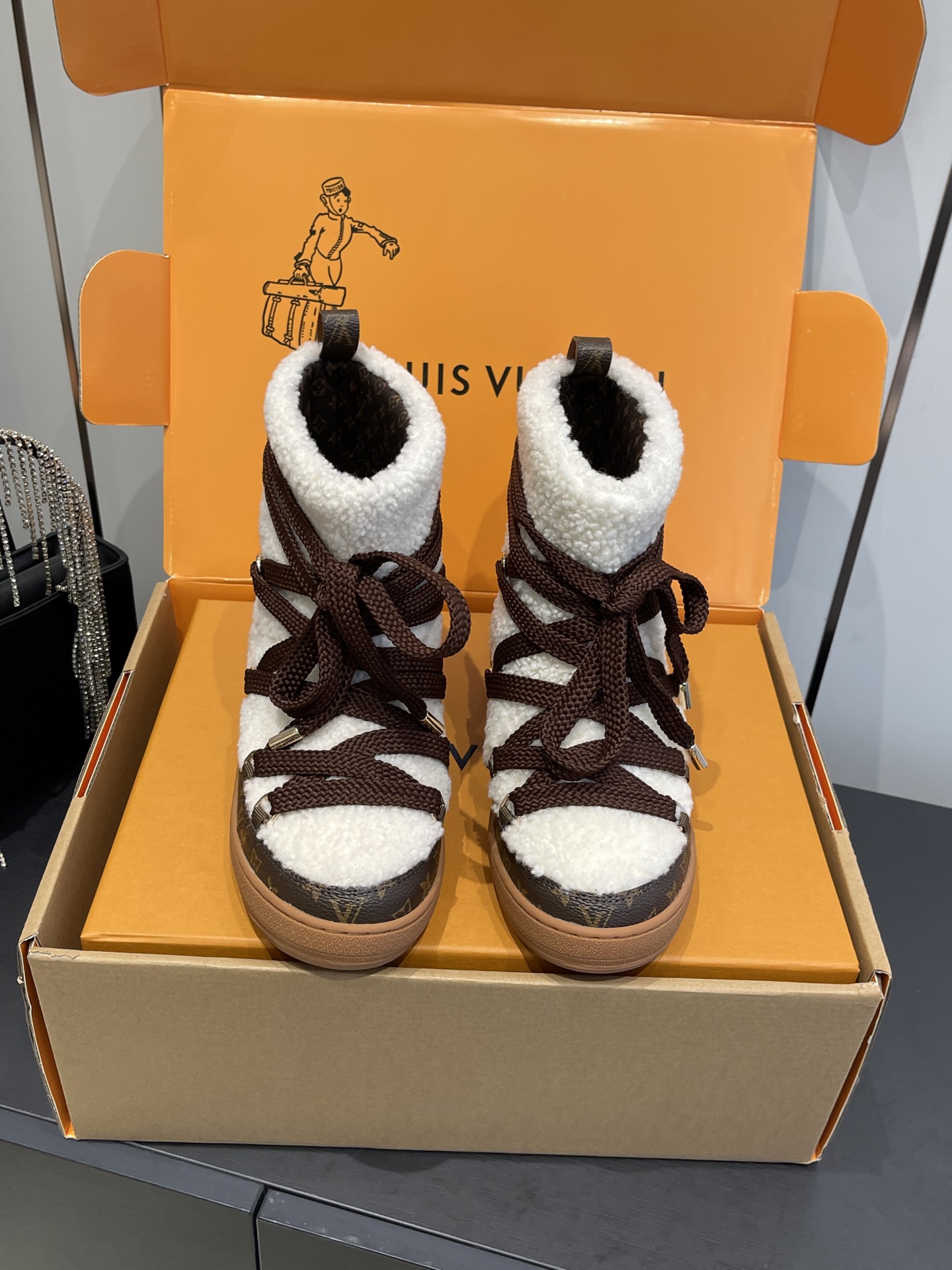 NO:631058,Louis Vuitton Louis Vuitton's latest snow boots for autumn and winter are made of real wool uppers. They are waterproof, windproof and warm. Wool linings are comfortable and breathable. The most important thing is that the soles are light and the comfort is MAX. It really feels like stepping on shit. Quality that can stand the test. You don't need too many choices when buying shoes. You really don't need to get the best value for money. A pair like this is enough for winter snow. The uppers are imported custom lamb wool/presbyopia leather fabrics and the lining is custom-filled with down.  Cold-resistant PU plus rubber combination anti-slip outsole, size 35-40 (40.41 customized), snow boots, louis vuitton, louis vuitton, boots, down jacket19860909Louis Vuitton 路易威登 秋冬最新款雪地靴 采用真羊毛鞋面 防水防风又保暖 羊毛尼内里舒适又透气 最重要是鞋底轻便 舒适感MAX 真的是踩屎感十足 经得住考验的品质 买鞋不用太多选择 真不需要 就是争取到最高性价比 冬季雪地里这样一双足以 鞋面进口定制羊羔毛/老花皮面料 内里定制填充羽绒 耐寒PU加橡胶组合防滑大底 码数35-40（40.41定做）,雪地靴,louis vuitton,louis vuitton,boots,down jacket,Women's Shoes