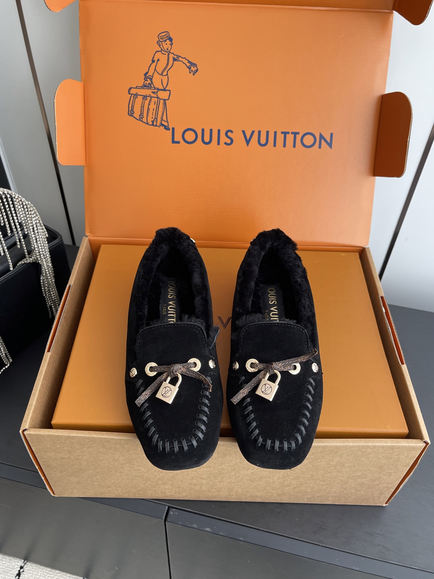 NO:631054,LouisVuitton Louis Vuitton's new autumn and winter products, beanie shoes, furry shoes, many celebrity Internet celebrities have planted grass, very popular thin-soled design elements, simple cowhide stitching and brand logo hardware lock embellishment, very recognizable, super versatile and good-looking on the feet, debugged countless times, soft wearing experience, full foot comfort, original custom-made imported first-layer cowhide fabric, real wool lining, original open mold injection TPU  Size: 35-41 (40 41 customized), loafers, louis vuitton, louis vuitton, loafers, cowhide19860909LouisVuitton 路易威登 秋冬新品 豆豆鞋 毛毛鞋 超多明星网红种草 非常火的薄底设计元素 简简单单的牛皮拼接加上品牌logo五金锁扣点缀 非常有辨识度 上脚超级百搭好看 调试无数次楦型 轻柔穿着体验 脚感舒适度拉满 面料原版定制进口头层牛皮 内里真羊毛里 原版开模注塑TPU 码数:35-41（40 41定做）,乐福鞋毛毛鞋,louis vuitton,louis vuitton,loafers,cowhide,Women's Shoes