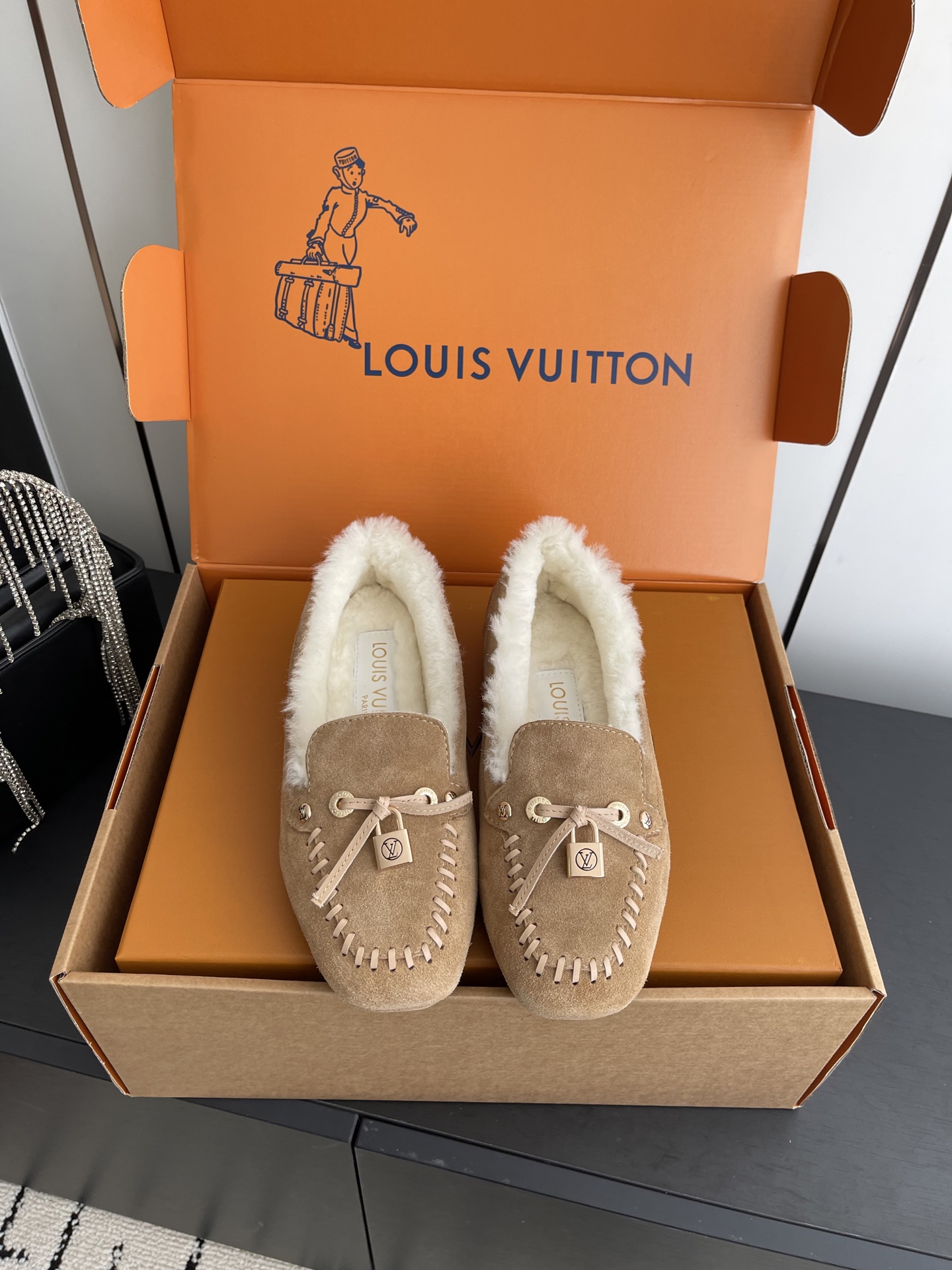NO:631056,Louis Vuitton Louis Vuitton's new autumn and winter products, beanie shoes, furry shoes, many celebrity Internet celebrity grasses, very popular thin-soled design elements, simple cowhide stitching and brand logo hardware lock embellishment, very recognizable, super versatile and good-looking on the feet, countless times of adjustment, soft wearing experience, full foot comfort, original custom imported first-layer cowhide fabric, real wool lining, original open mold injection TPU  Size: 35-41 (40 41 customized), loafers, louis vuitton, louis vuitton, loafers, cowhide19860909Louis Vuitton 路易威登 秋冬新品 豆豆鞋 毛毛鞋 超多明星网红种草 非常火的薄底设计元素 简简单单的牛皮拼接加上品牌logo五金锁扣点缀 非常有辨识度 上脚超级百搭好看 调试无数次楦型 轻柔穿着体验 脚感舒适度拉满 面料原版定制进口头层牛皮 内里真羊毛里 原版开模注塑TPU 码数:35-41（40 41定做）,乐福鞋毛毛鞋,louis vuitton,louis vuitton,loafers,cowhide,Women's Shoes