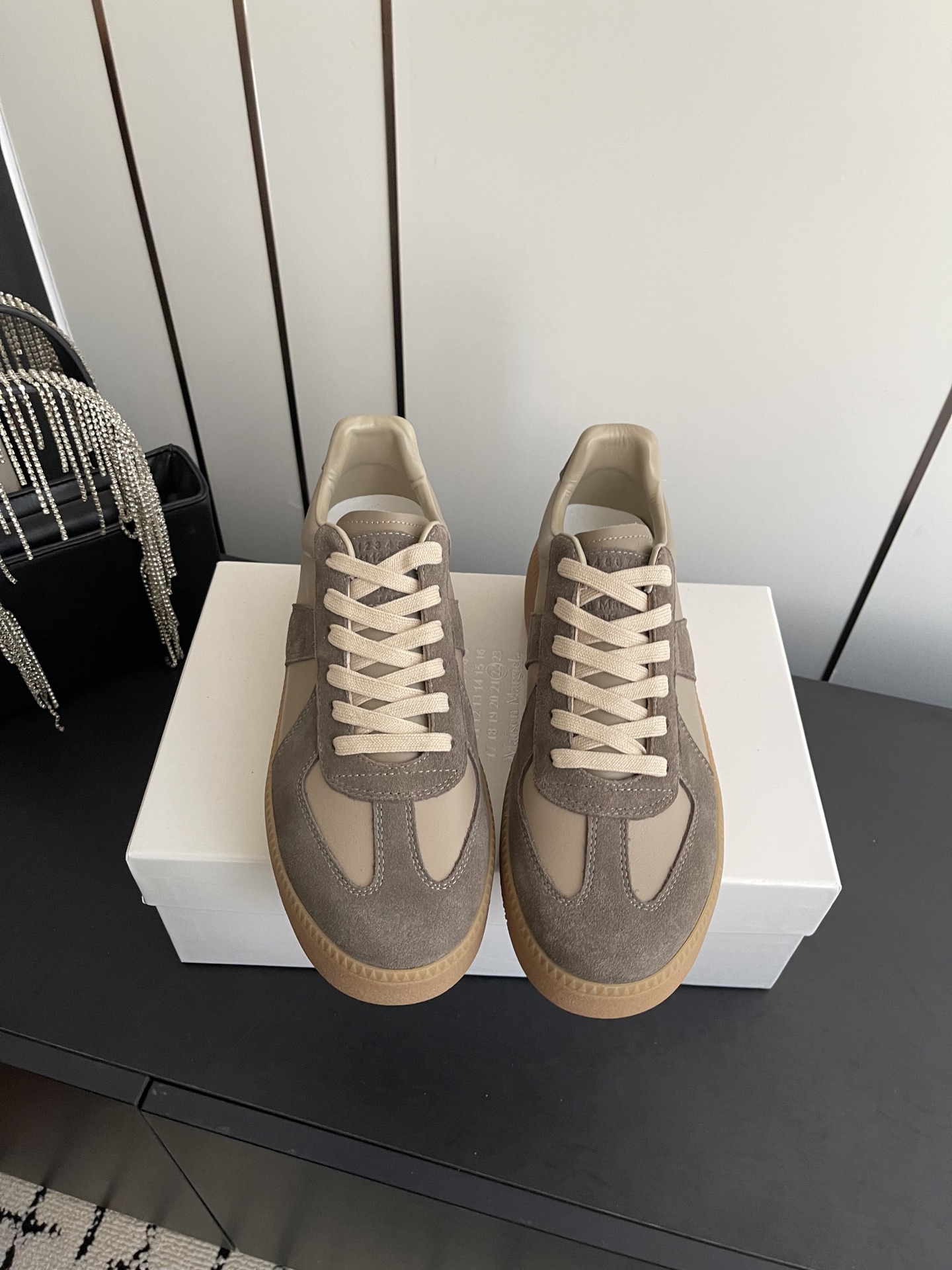 NO:646474,Women Men MaisonMargiela MM6 Margiela Thick-soled Couple's Moral Training Shoes Original purchase and development Made by a genius designer brand A light luxury brand This German training shoe continues the classic T-shaped leather splicing design. It has been carefully improved many times by the design team, just to let you experience the most original military taste~Material Special material/cloth The soft and delicate characteristics are combined with the fashionable cloth to make it extremely soft and comfortable.  At the same time, it maintains good breathability ~ Comfort and texture go hand in hand. It is easy to wear with any combination in all seasons. The fabric is original custom-made imported cowhide. The lining is imported soft sheepskin. The original open-molded rubber material. Bottom thickness 5CM. Size 35-45 (customized for women 40 and men 45), casual shoes/sports shoes, masion margiela, masion margiela, sneakers, cowhide, sheepskin.19860909女 男MaisonMargiela MM6 马吉拉 厚底情侣款德训鞋 原版购入开发 做货 鬼才设计师品牌 一个轻奢品牌 这一款德国训练鞋延续了经典的T形真皮拼接设计 经过设计团队多次的精心改良,只为让您体验最原始的军旅味道~材质 特殊材料/布面 柔软细腻的特点与时尚潮流的布面相结合 使其既有超高的柔软舒适度 又同时保持不错的透气性能~舒适与质感并行 轻松驾驭四季穿着任何搭配 面料原版定制进口牛皮 内里进口柔软羊皮里 原版开模橡胶材质 底厚5CM 码数35-45（女40 男45订做）,休闲鞋/运动鞋,masion margiela,masion margiela,sneakers,cowhide,sheepskin,Women's Shoes