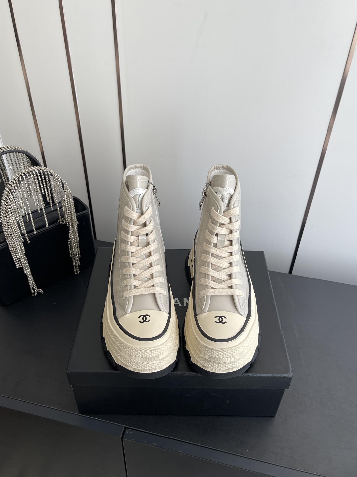 NO:646479,Chanel Chanel new autumn and winter thick-soled high-top casual shoes, white shoes full of vintage feeling, mid-century retro models, get it ~ white shoes with black and white splicing look very Chanel, paired with socks, it has a retro college feel. The upper is made of cowhide, the lining is sheepskin, the heel height is 6cm, and the original TPU combination outsole  Size 35-40 (40 customized), casual shoes/sports shoes, chanel, chanel, sneakers, cowhide, sheepskin, socks19860909Chanel 香奈儿 秋冬新款 厚底 高帮休闲鞋 小白鞋 Vintage感满满 中古复刻款get啦～小白鞋适配黑白拼接就很Chanel 配合袜子就很复古学院的感觉. 鞋面采用牛皮 内里羊皮 跟高6cm 原版TPU组合大底 码数35-40（40定做）,休闲鞋/运动鞋,chanel,chanel,sneakers,cowhide,sheepskin,socks,Women's Shoes