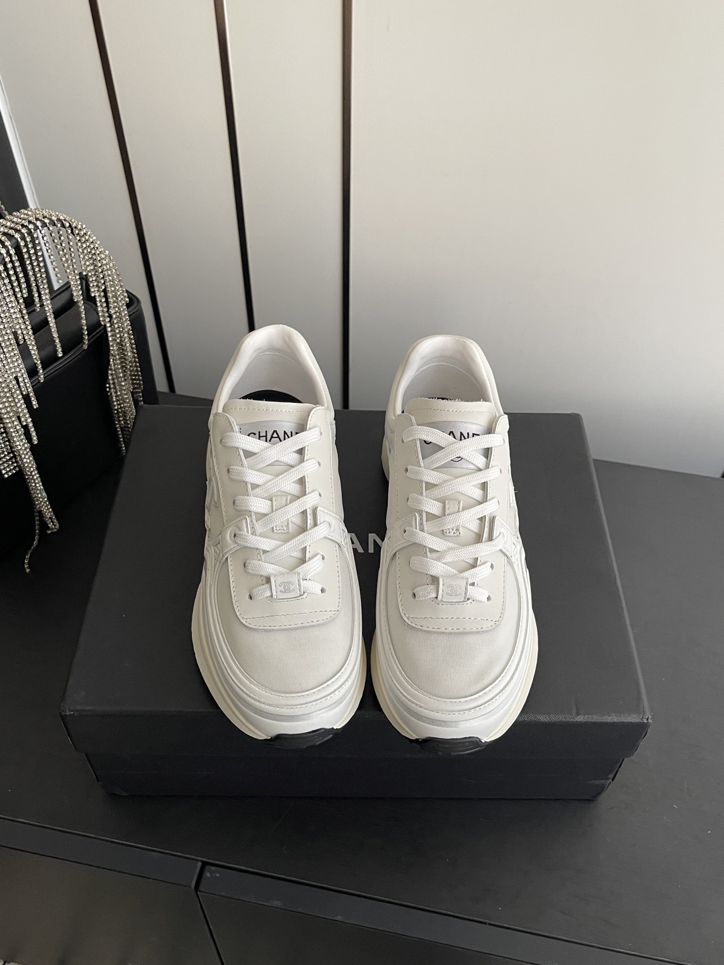 NO:646482,Chanel Chanel 25ss latest casual shoes and sports shoes are made of leather and mesh materials, with both texture and breathability. The shoe body has the brand's iconic double C logo, which is highly recognizable. The style covers simplicity, coolness and sweetness. The lace-up design fits the foot shape. It is comfortable to wear and easy to adjust the elasticity. It combines sports style and luxury. It is suitable for daily leisure and adds a sense of luxury to the look. The upper is imported first-layer cowhide and the lining is sheepskin.  Original molded combination outsole, size 35-40 (40 customized), casual shoes/sports shoes, chanel, chanel, sneakers, cowhide, sheepskin19860909Chanel 香奈儿 25ss最新款 休闲鞋 运动鞋 采用皮革与网面拼接的材质 兼具质感与透气性 鞋身带有品牌标志性的双C logo 辨识度极高 风格涵盖简约 酷感与甜美 系带设计贴合脚型 穿着舒适且便于调节松紧 融合了运动风与奢华感 既适合日常休闲 又能为造型增添高级感 鞋面进口头层牛皮 内里羊皮 原版开模组合大底 码数35-40（40定做）,休闲鞋/运动鞋,chanel,chanel,sneakers,cowhide,sheepskin,Women's Shoes