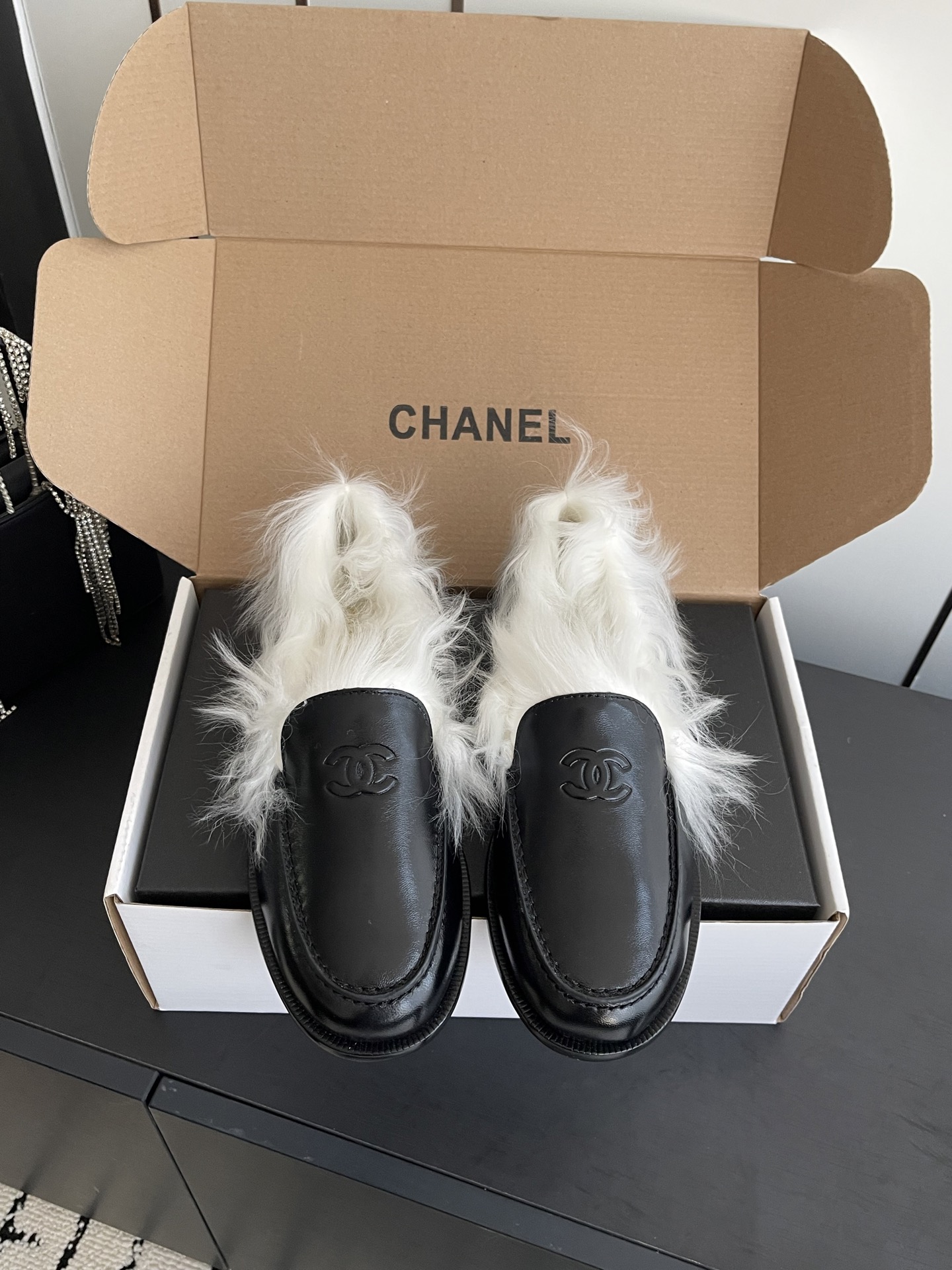 NO:646500,Chanel Chanel 25ss winter new furry slip-on loafers. Super popular loafers. Cute style with a bit of retro flavor. Special shape. Very recognizable. Style design. Long legs. Very comfortable to wear. Good appearance. Comfortable. Warm. This shoe is the main product of Xiaoxiangjia's winter series. Minimalist style. Original imported calfskin/imported Yangjing fabric. High-end imported Tuscan wool/sheepskin foot pads on the inside. Original open molded outsole.  Size 35-40 (40 customized), loafers, chanel, chanel, chanel, loafers, cowhide, sheepskin, sheep19860909Chanel 香奈儿25ss冬季新款毛毛鞋一脚蹬乐福鞋 超级流行的乐福鞋 可爱的造型带了点复古味 造型特殊 很有辨识度 款式设计 显腿长 穿上也很舒服 高颜值 舒适 保暖 这款鞋是小香家今年冬季系列的主打 极简的风格 面料原版进口小牛皮/进口羊京 内里高端进口托斯卡纳毛/羊皮垫脚 大底原版开模大底 码数35-40（40定做）,乐福鞋,chanel,chanel,chanel,loafers,cowhide,sheepskin,sheep,Women's Shoes