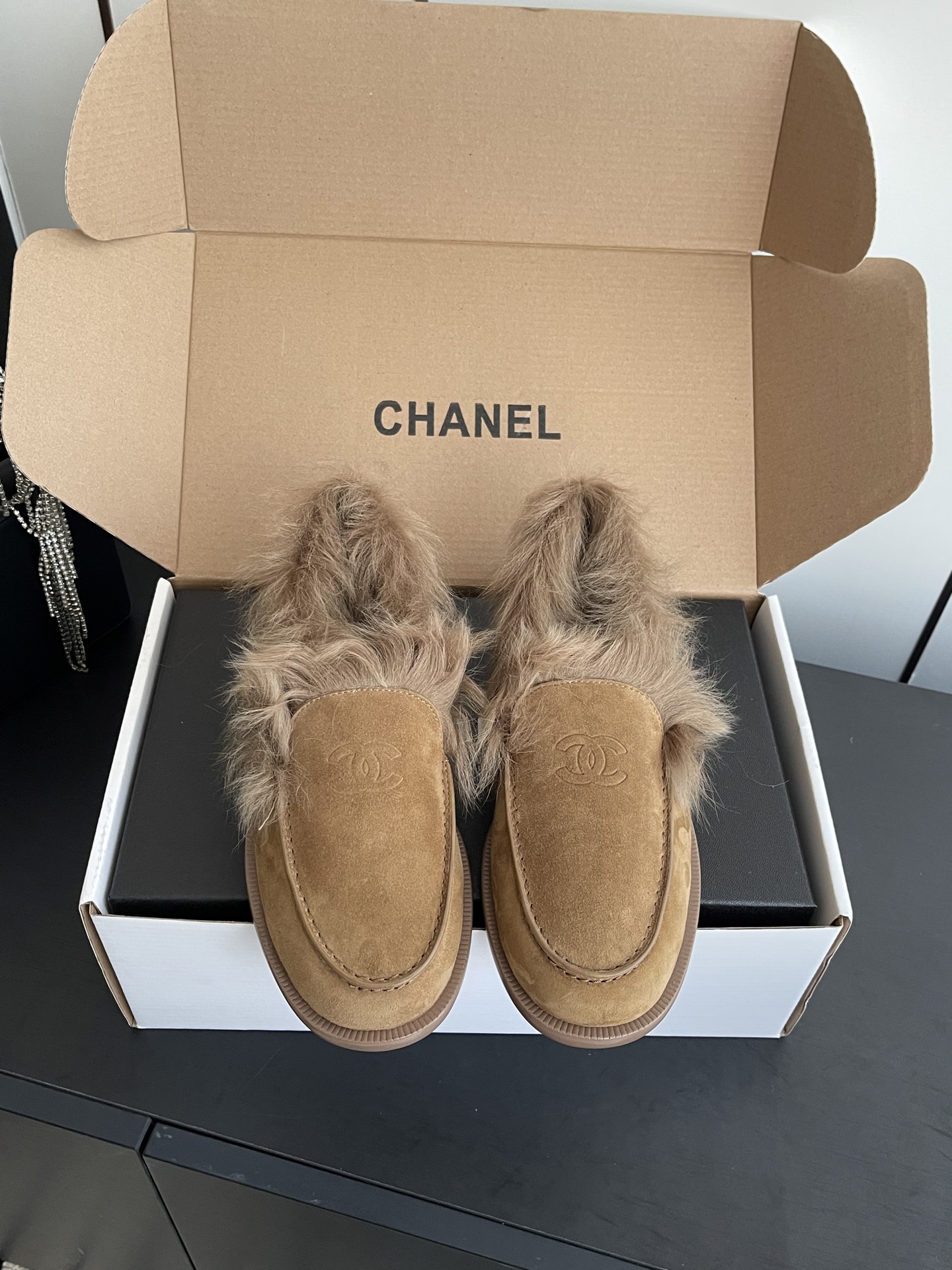 NO:646504,Chanel Chanel 25ss new winter style furry slip-on loafers, super popular loafers, cute style with a bit of retro flavor, special shape, very recognizable, style design, long legs, very comfortable to wear, good appearance, comfortable and warm. This shoe is the main product of Xiaoxiangjia's winter series this year. Minimalist style, original imported calfskin/imported sheepskin fabric, high-end imported Tuscan wool/sheepskin foot pads inside, original open molded outsole  Size 35-40 (40 customized), loafers, chanel, chanel, chanel, loafers, cowhide, sheepskin, sheep19860909Chanel 香奈儿25ss冬季新款 毛毛鞋一脚蹬乐福鞋 超级流行的乐福鞋 可爱的造型带了点复古味 造型特殊 很有辨识度 款式设计 显腿长 穿上也很舒服 高颜值 舒适 保暖 这款鞋是小香家今年冬季系列的主打 极简的风格 面料原版进口小牛皮/进口羊京 内里高端进口托斯卡纳毛/羊皮垫脚 大底原版开模大底 码数35-40（40定做）,乐福鞋,chanel,chanel,chanel,loafers,cowhide,sheepskin,sheep,Women's Shoes