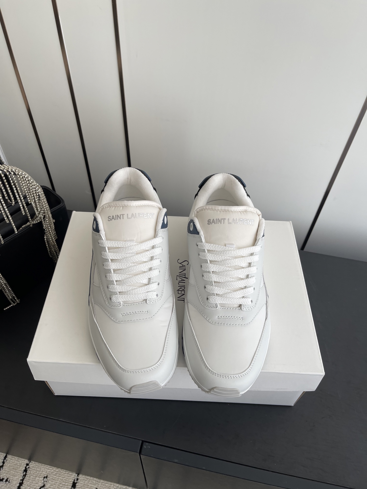 NO:646492,Saint Laurent Saint Laurent's new men's casual shoes. Sports shoes are inspired by retro running shoes. The upper is made of mesh fabric + suede stitching. It is breathable and textured. It has full visual impact. There are brand rubber logos on the tongue and heel. It is highly recognizable. It can be easily managed in both casual and sports styles. Fashionable and versatile. Thick sole design + serrated outsole. Comfortable and trendy to wear. Size 39-44, casual shoes/sports shoes, saint laurent, saint  laurent,sneakers19860909Saint Laurent 圣罗兰 新款男士休闲鞋 运动鞋灵感源自复古跑鞋 鞋面采用网眼织物+绒面革拼接 透气又有质感 视觉冲击力满分 鞋舌和后跟都有品牌橡胶标志 超高辨识度 无论休闲还是运动风都能轻松驾驭 时髦又百搭 厚底设计+锯齿外底 穿着舒适既有潮流感 码数39-44,休闲鞋/运动鞋,saint laurent,saint laurent,sneakers,Women's Shoes