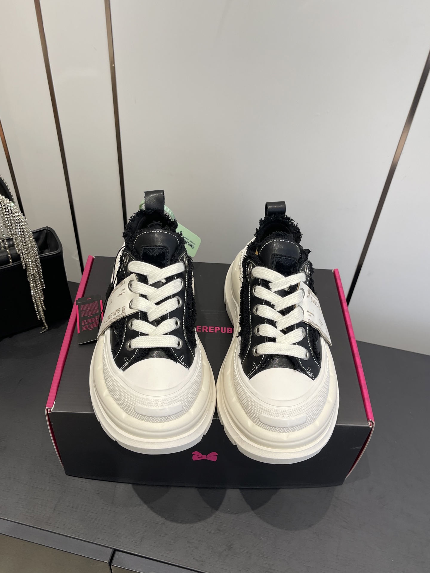 NO:646495,Smilerepublic's low-top Smile 2.0 series is here. The thick sole is so soft that it seems to have its own spring. The shape of the shoe makes the whole leg very delicate. When paired with mid-calf socks, you can instantly transform into a college girl. The 7cm outsole is light and tall. The thick sole instantly elongates the proportions of the body and becomes the focus of fashion. Stable and thick sole. Comfortable material. It can be worn for a long time without tiring my feet. It allows me to shine confidently in the spotlight. It has attracted countless attention and many celebrities have stepped on it.  Size female 35-40 male 40-45, casual shoes/sports shoes, sneakers19860909Smilerepublic 低帮开口笑2.0系列重磅来袭 厚底软得像是自带弹簧 鞋型把整条腿衬得特别秀气,配中筒袜瞬间变身学院少女 7cm大底轻盈又增高 厚底瞬间拉长身材比例,成为时尚焦点 稳固厚底 舒适材质 久穿不累脚 让我在聚光灯下自信闪耀 收获无数目光 众多明星纷纷上脚 码数女35-40男40-45,休闲鞋/运动鞋,sneakers,Women's Shoes