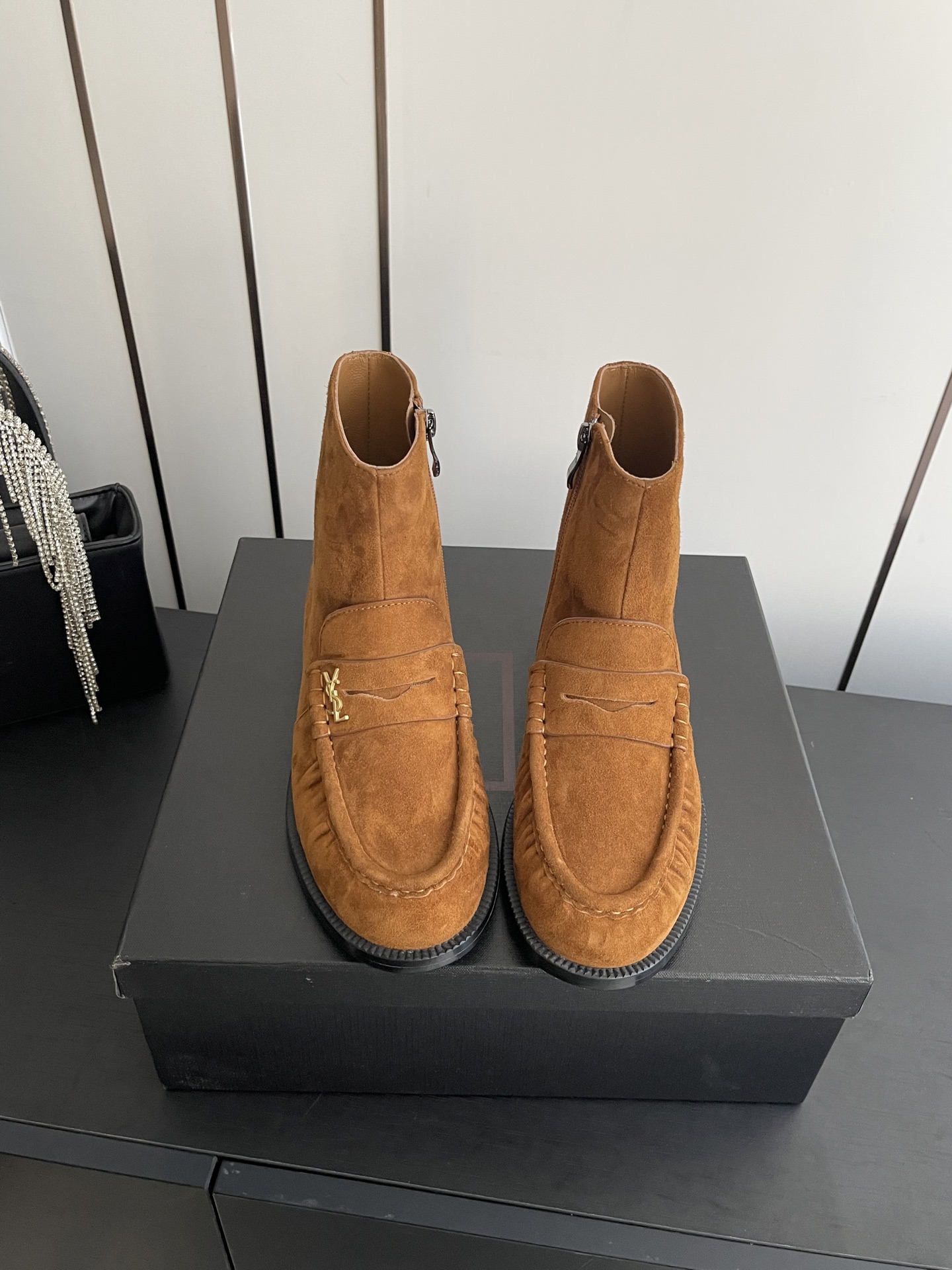 NO:648635,Saint Laurent Yves Saint Laurent 25ss latest model Brogue British style loafers short boots Newly upgraded and highly recommended items The same style as celebrities The upper-foot effect is very comfortable The finished product is very popular and can withstand the test of time Recommended items in autumn and winter Match with dresses Skinny jeans are a must-have for fashionistas Original imported calfskin for the uppers Sheepskin lining for the feet Multi-layer combination genuine leather outsole imported from Italy  Size 35-42 (40.41.42 customized), boots, saint laurent, saint laurent, loafers, boots, skirts, cowhide, sheepskin, Leather soles19860909Saint Laurent 圣罗兰 25ss最新款 布洛克英伦风 乐福鞋 短靴 全新升级力推单品 明星同款 上脚效果非常舒服 成品极具流行风潮 能承受时间的检验 秋冬力推单品 搭配连衣裙 skinny jeans潮人必备 鞋面原版进口小牛皮 垫脚内里羊皮 意大利进口多层组合真皮大底 码数35-42（40.41.42定做）,靴子,saint laurent,saint laurent,loafers,boots,skirts,cowhide,sheepskin,Leather soles,Women's Shoes