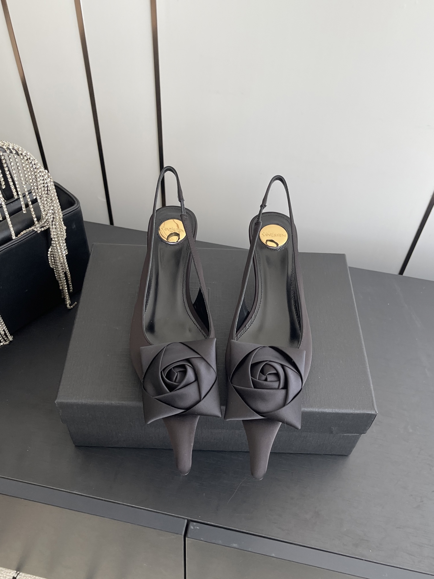 NO:648632,Saint Laurent's latest catwalk style, YSL floral pointed-toe high-heeled shoes. The toe is decorated with three-dimensional satin. The rose-black model is made of matte satin, and the leopard-print model is spliced with the same fabric. It is the iconic element of this season. It retains the cool tones of YSL and incorporates romantic details. It is highly recognizable. The pointed toe + empty back stiletto design can elongate the leg line. It is an elegant and easy-to-control height. It can be matched with autumn and winter skirts and trousers to enhance the aura. Silk upper, sheepskin lining  Imported genuine leather outsole, height 5.5cm, size 35-40 (40 customized), sandals, saint laurent, saint laurent, saint laurent, sandals, high heels, skirts, sheepskin, real silk, Leather soles19860909Saint Laurent 圣罗兰最新走秀款 YSL花朵尖头高跟鞋 鞋头装饰立体缎面玫瑰黑色款为哑光缎面,豹纹款为同面料拼接 是本季标志性元素 既保留YSL的冷艳调性 又融入浪漫细节 辨识度极高 尖头+后空细跟设计 能拉长腿部线条 属于优雅且易驾驭的高度 搭配秋冬的裙装 裤装都能提升气场 鞋面真丝 内里羊皮 进口真皮大底 高度5.5cm 码数35-40（40订做）,凉鞋,saint laurent,saint laurent,saint laurent,sandals,high heels,skirts,sheepskin,real silk,Leather soles,Women's Shoes