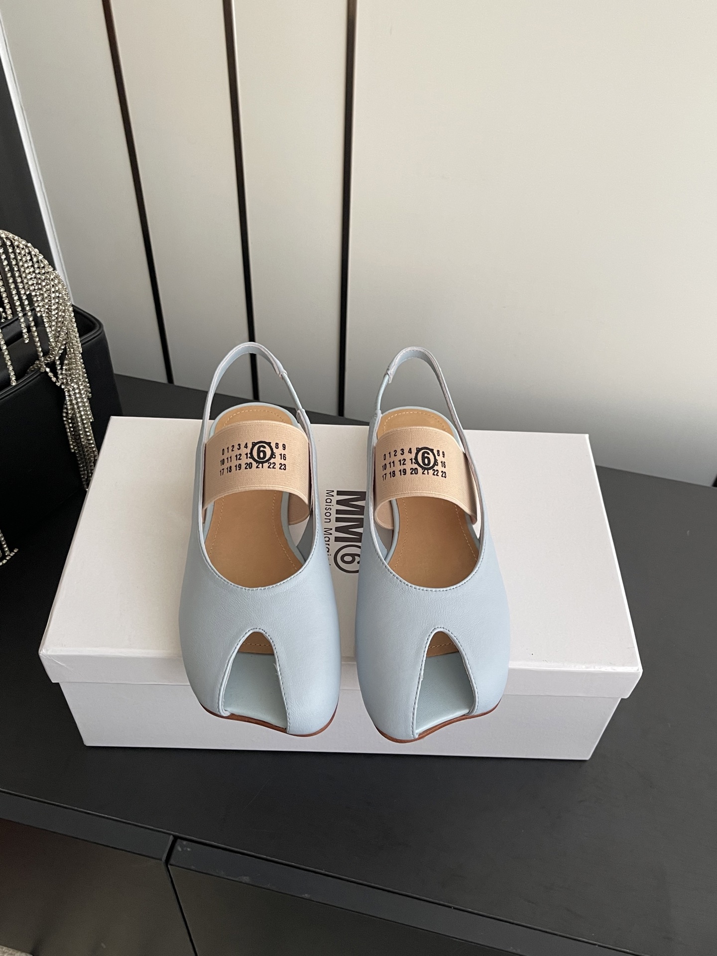 NO:651866,MM6 Maison Magical 26ss new spring and summer Mary Jane ballet slippers, fish mouth sandals, needless to say comfort, will definitely be very comfortable. The silhouette, unique design and contrasting material collage are the features worth looking forward to of MM6 Maison Magical. These ballet shoes are made of very textured sheepskin fabric/cowhide lining, unique design of foot fish mouth opening and mm6 unique logo elastic band, Italian genuine leather outsole  Size 35-40 (40.41 customized), sandals, masion margiela, masion margiela, sandals, mary jane, cowhide, sheepskin, Leather soles19860909MM6 马吉拉 26ss春夏新品 玛丽珍 芭蕾舞鞋 鱼嘴凉鞋 舒适度不用说 肯定会很舒服的 廓形 独具匠心的设计和对比材质的拼贴均是 MM6 Maison Magical 值得期待的特色 这款芭蕾舞鞋采用很有质感的 羊皮面料/牛皮内里垫脚鱼嘴开口独特设计和mm6独有的logo松紧带 意大利真皮大底 码数35-40（40.41定做）,凉鞋,masion margiela,masion margiela,sandals,mary jane,cowhide,sheepskin,Leather soles,Women's Shoes