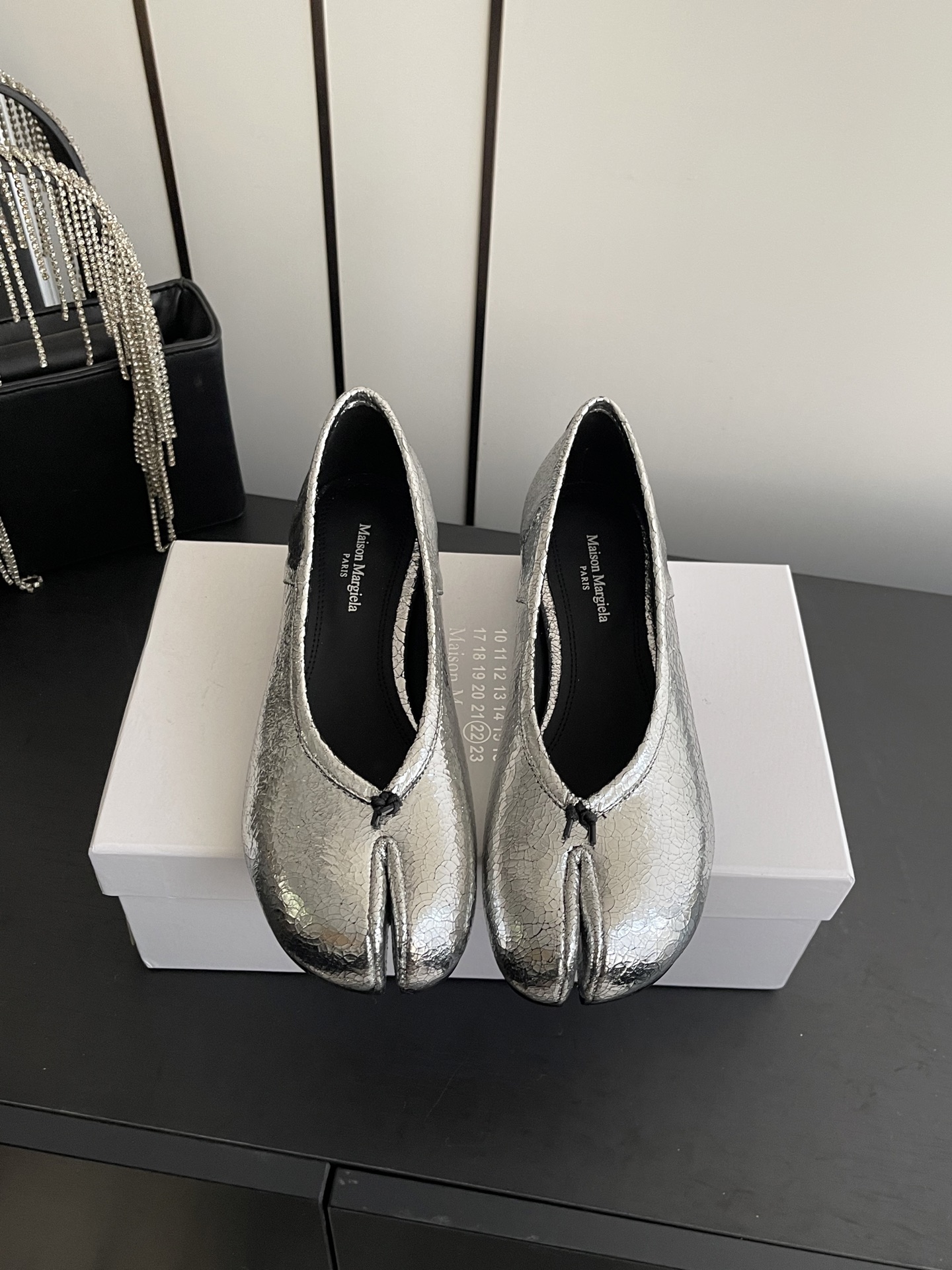 NO:651861,Maison Margiela MM6 Margiela 25ss new spring and summer wrinkled split-toe shoes, ballet shoes. Margiela designers are so talented. They use pleats as design elements to create classic new shoes. The single shoes are capable and exquisite. Paired with short skirts, sexy personality. The upper feet are not bound by conventions, and you can be yourself as you like~ The upper feet are soft and comfortable. The lining is imported cowhide. The fabric is imported vegetable tanned sheepskin. The outsole is original genuine leather. The heel height is 3.5 cm.  Size 35-40 (customized in size 40), split-toe shoes, masion margiela, masion margiela, skirts, cowhide, sheepskin, Leather soles19860909Maison Margiela MM6马吉拉25ss春夏新款皱褶分趾鞋 芭蕾舞鞋 马吉拉设计师太有才了 采用褶皱作为设计元素打造经典新鞋品 单鞋干练精致 搭配短裙 性感个性 上脚不被常规所拘束,随心所欲做自己～上脚炒鸡柔软舒适 内里进口牛皮 面料进口植鞣羊皮 大底原版真皮大底 跟高3.5 cm 码数35-40（40订做）,分趾鞋,masion margiela,masion margiela,skirts,cowhide,sheepskin,Leather soles,Women's Shoes