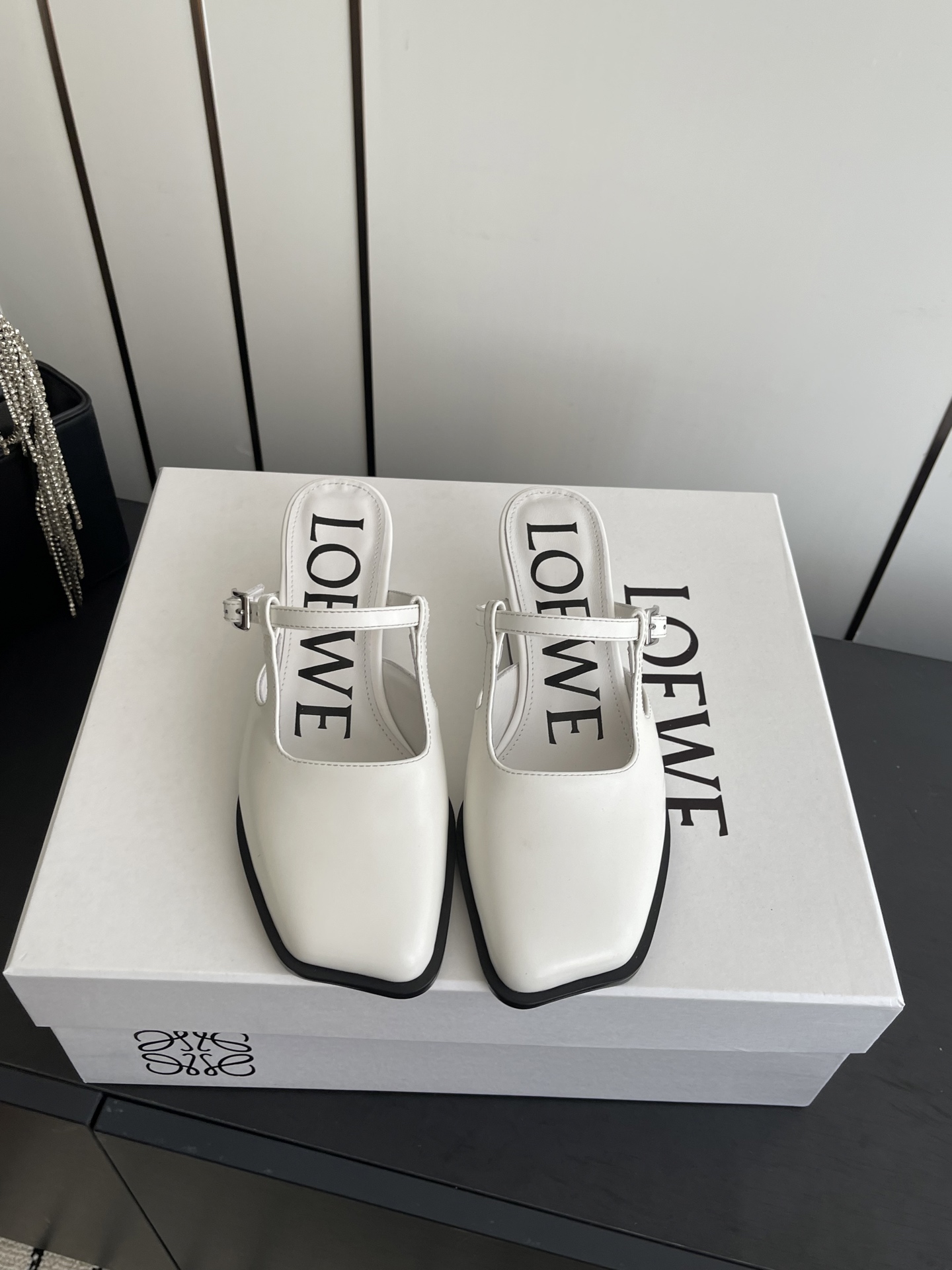 NO:651853,LOEWE 2026ss new spring and summer thick-heeled mule shoes. As the most popular designer brand in the past two years, LOEWE has simple design, clever details, fresh and refined!  If you don’t want to hit the streets, you can check out this brand. It is relatively niche but is so easy to match. You can see this brand everywhere on Instagram and Xiaohongshu!  Upper calfskin, lining imported goatskin, outsole original imported leather outsole, heel height 5cm, size 35-40 (customized in 40), half drag, loewe, loewe, cowhide, sheepskin, Leather soles19860909LOEWE 罗意威 2026ss春夏新款 粗跟穆勒鞋 LOEWE作为这两年最受欢迎的设计师牌,设计简单、细节巧妙、清新脱俗！ 不想满大街撞款的可以看看这个品牌,比较小众却又是那么好搭配,ins、小红书随处可见这个品牌的身影！ 鞋面小牛皮 内里进口山羊皮 大底原版进口真皮大底 跟高5cm 码数35-40（40订做）,半拖,loewe,loewe,cowhide,sheepskin,Leather soles,Women's Shoes