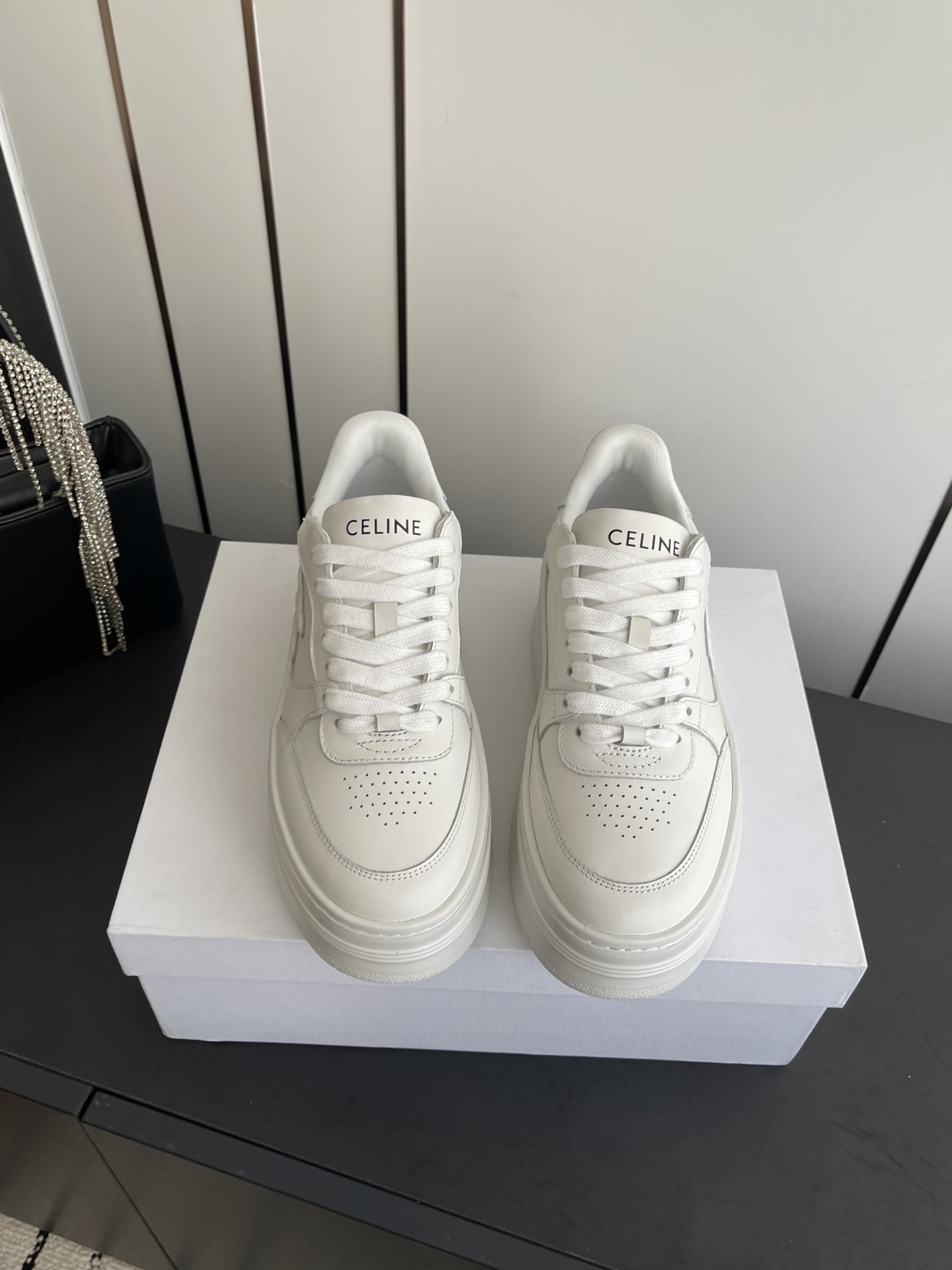 NO:651872,CELINE Celine new color CELINE RUNNER sports shoes with CELINE logo on the tongue and back of the shoe CELINE logo embossed on the back and side of the shoe Thick-soled bread shoes 2025 spring and summer new women's Arc de Triomphe logo laces are simple and comfortable, clean and neat, increase the height and show the slender legs Whether worn alone or paired with wide-leg pants, high street and retro together to make CELINE girls Original imported cowhide uppers Original lining Original open-molded Tpu outsole  Size 35-41 (40 41 customized), casual shoes/sports shoes, celine, celine, sneakers, cowhide19860909CELINE思琳赛琳 新色 CELINE RUNNER 动鞋鞋舌和鞋后帮饰有CELINE标志运动鞋 鞋后帮和侧面压印CELINE标志 厚底面包鞋2025春夏新款女凯旋门徽标系带简单舒服,干净利落,增高显腿细 无论是单穿还是搭配阔腿裤,高街又复古一起来做CELINE女孩 鞋面原版进口牛皮 内里原版内里 大底原版开模Tpu大底 码数35-41（40 41订做）,休闲鞋/运动鞋,celine,celine,sneakers,cowhide,Women's Shoes