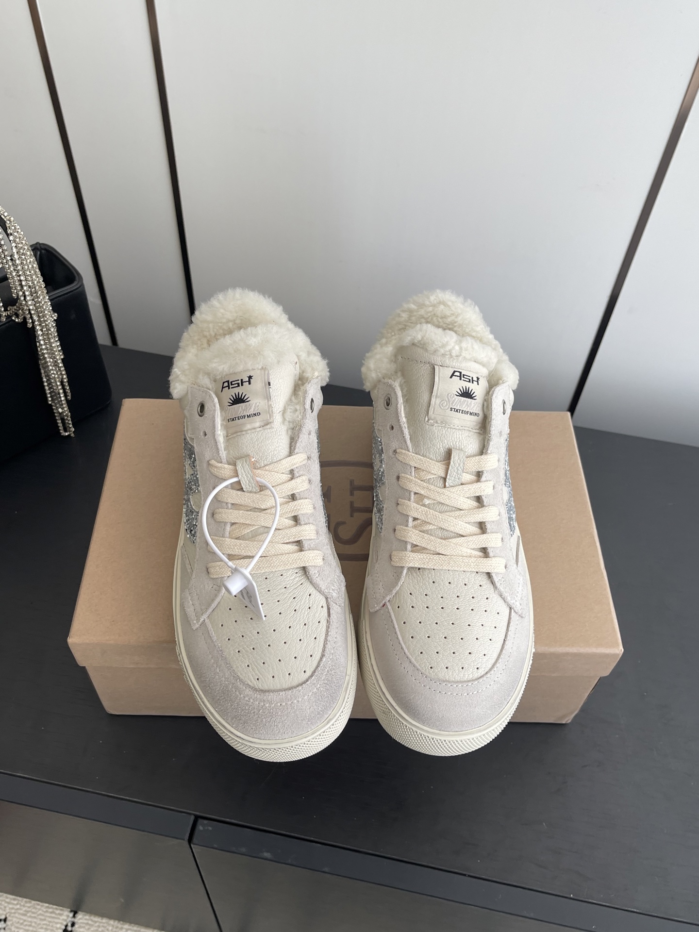 NO:651878,ASH new autumn and winter wool casual shoes, white shoes, lambswool added on the collar and lining, artificial plush lining, can lock in heat, feel soft and skin-friendly, the upper uses a combination of leather + suede, side glitter decoration, basic sneaker version, plush elements, has both a casual feel and a soft and cute atmosphere, can be worn with trousers, skirts and other styles, the sole rubber material has both wear resistance and foot feel, upper, sheepskin/cow suede, lining wool  Rubber outsole, size 35-40 (40 customized), casual shoes/sports shoes, sneakers, skirts, sheepskin, chamois leather19860909ASH 秋冬新款 羊毛休闲鞋 小白鞋 鞋口和内里加了羊羔毛 人造毛绒衬里 能锁住热量 脚感柔软亲肤 鞋面用了皮革+麂皮的组合 侧面闪粉装饰 基础板鞋版型 毛绒元素 既有休闲感又带软萌氛围 能搭裤子 裙子等多种穿搭 鞋底橡胶材质 兼顾耐磨和脚感 鞋面 羊皮/牛反绒 内里羊毛 橡胶大底 码数35-40（40定做）,休闲鞋/运动鞋,sneakers,skirts,sheepskin,chamois leather,Women's Shoes