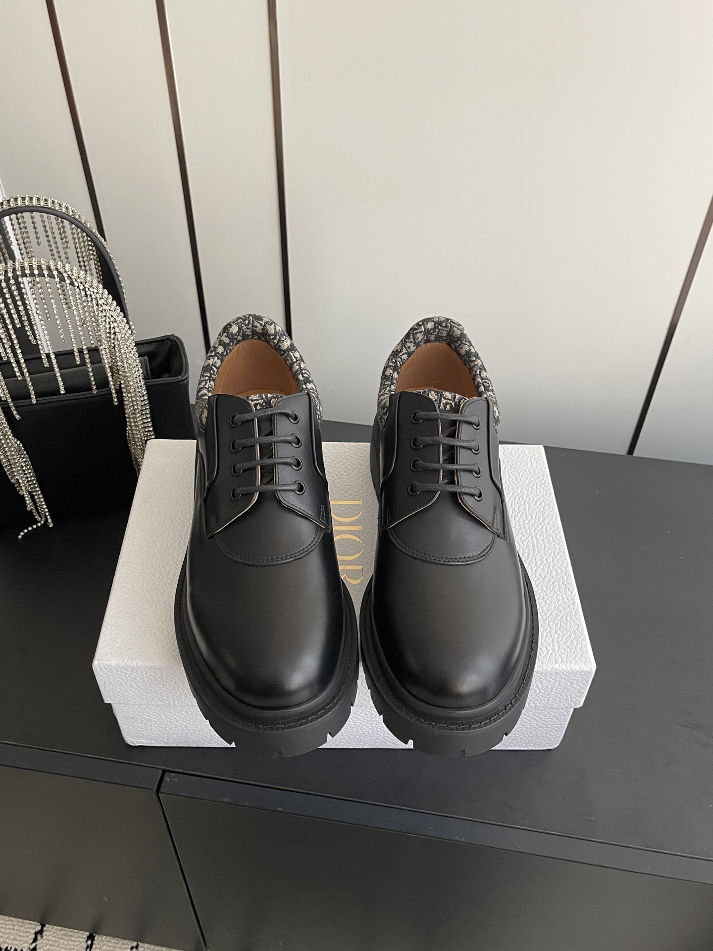 NO:651882,Dior Dior 25ss latest men's old-money style leather shoes are definitely this year's big hit. They are very good-looking. Simple upper design, very brand-recognizable presbyopia embellishment, full of details. The upper foot is large and slim, and the legs are slim. It can instantly increase the height. A proper height-increasing tool. The upper is made of imported calfskin. The lining is mixed sheepskin. The original combination rubber outsole.  Size 39-45, loafers, dior, dior, loafers, cowhide, sheepskin19860909Dior 迪奥 25ss最新款 男款 老钱风皮鞋 绝对是今年的大爆款贼好看 简约的鞋面设计 极具品牌辨识度的老花点缀 细节拉满 上脚大气显腿瘦气质这块刚好拿捏 瞬间拉高身高 妥妥的增高神器 鞋面进口材料小牛皮 内里混种羊皮 原版组合橡胶大底 码数39-45,乐福鞋,dior,dior,loafers,cowhide,sheepskin,Women's Shoes