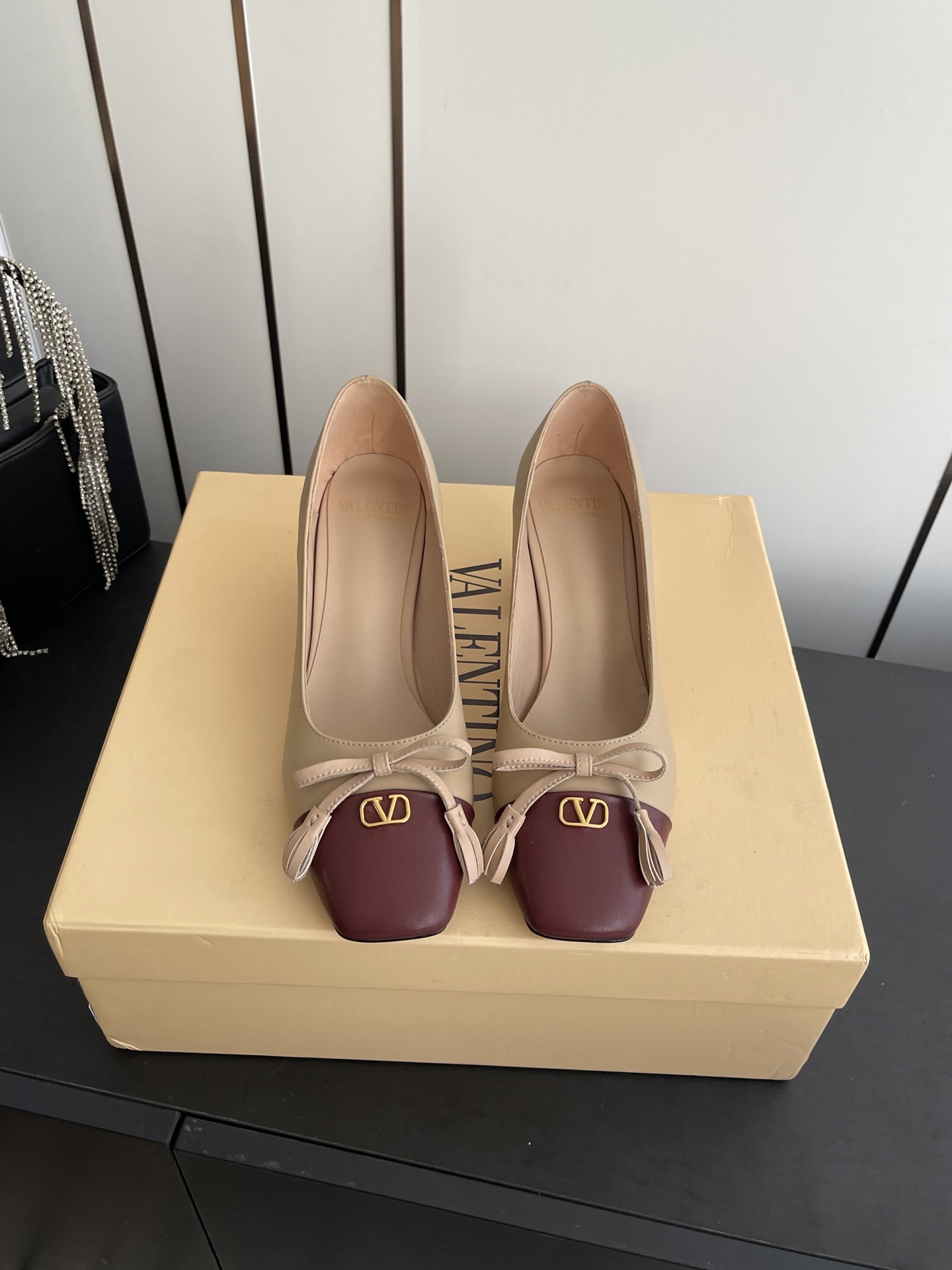 NO:653992,Valentino Valentino 25ss new bow square toe high-heeled shoes. The latest model on the market, good-looking and versatile. The heel strap is designed with a small bow, which is ladylike yet capable. The upper is super comfortable and beautiful to the point of suffocation. The upper is original imported cowhide. The lining is sheepskin. The heel height is 6cm. The outsole is made of Italian genuine leather.  Size 35-42 (40.41.42 customized), sandals, valentino, valentino, sandals, cowhide, sheepskin, Leather soles19860909Valentino 华伦天奴 25ss新款 蝴蝶结 方头 高跟单鞋 最新上市的一款,好看又百搭 后跟带加小蝴蝶结设计淑女又不失干练气质 上脚超级舒服美到窒息 鞋面原版进口牛皮 内里垫脚羊皮 跟高6cm 大底意大利真皮大底 码数35-42（40.41.42定做）,凉鞋单鞋,valentino,valentino,sandals,cowhide,sheepskin,Leather soles,Women's Shoes