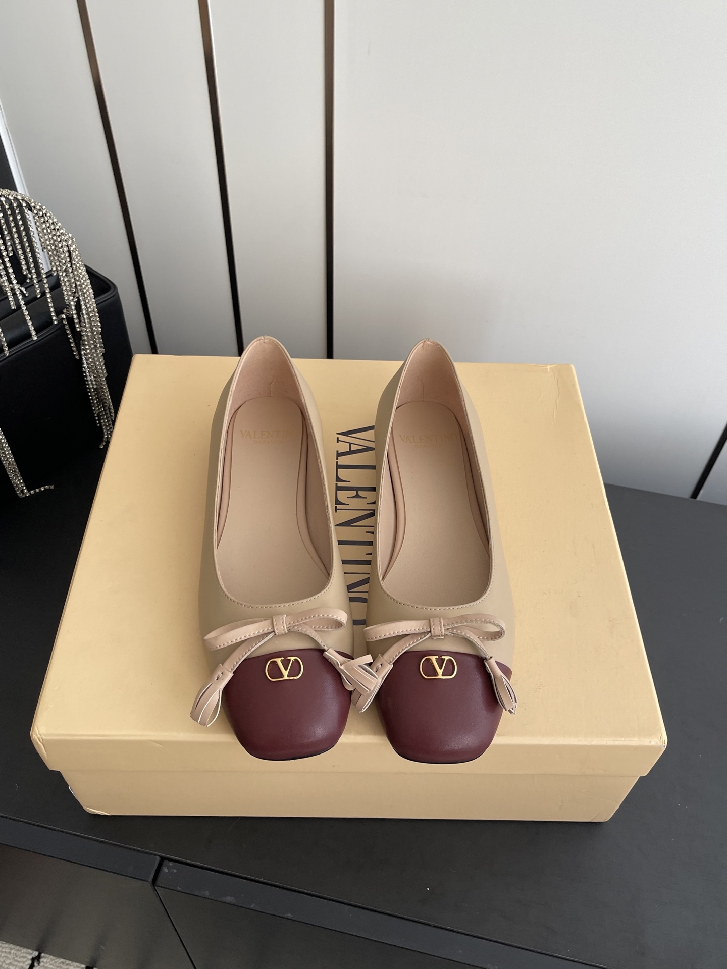 NO:653998,Valentino Valentino 25ss new style bow square toe flat shoes. The latest model on the market, good-looking and versatile. The heel strap is designed with a small bow, which is ladylike yet capable. The upper is super comfortable and breathtakingly beautiful. The upper is original imported cowhide. The lining is sheepskin. The heel height is 1cm. The outsole is made of Italian genuine leather.  Size 35-42 (40.41.42 customized), sandals, valentino, valentino, sandals, cowhide, sheepskin, Leather soles19860909Valentino 华伦天奴 25ss新款 蝴蝶结 方头 平底单鞋 最新上市的一款,好看又百搭 后跟带加小蝴蝶结设计淑女又不失干练气质 上脚超级舒服美到窒息 鞋面原版进口牛皮 内里垫脚羊皮 跟高1cm 大底意大利真皮大底 码数35-42（40.41.42定做）,凉鞋单鞋,valentino,valentino,sandals,cowhide,sheepskin,Leather soles,Women's Shoes