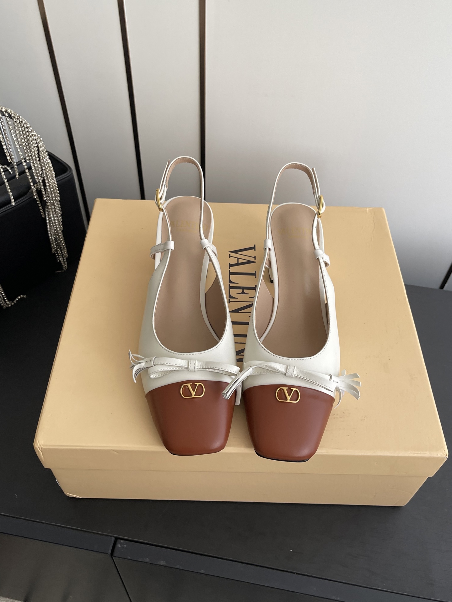 NO:653937,Valentino Valentino 25ss new style bow square toe high-heeled sandals. The latest model on the market, good-looking and versatile. The heel strap is designed with a small bow, which is ladylike yet capable. The upper foot is super comfortable and beautiful to the point of suffocation. The upper is original imported cowhide. The lining is sheepskin. The heel height is 6cm. The outsole is made of Italian genuine leather.  Size 35-42 (40.41.42 customized), sandals, valentino, valentino, sandals, cowhide, sheepskin, Leather soles19860909Valentino 华伦天奴 25ss新款 蝴蝶结 方头 高跟凉鞋 最新上市的一款,好看又百搭 后跟带加小蝴蝶结设计淑女又不失干练气质 上脚超级舒服美到窒息 鞋面原版进口牛皮 内里垫脚羊皮 跟高6cm 大底意大利真皮大底 码数35-42（40.41.42定做）,凉鞋单鞋,valentino,valentino,sandals,cowhide,sheepskin,Leather soles,Women's Shoes