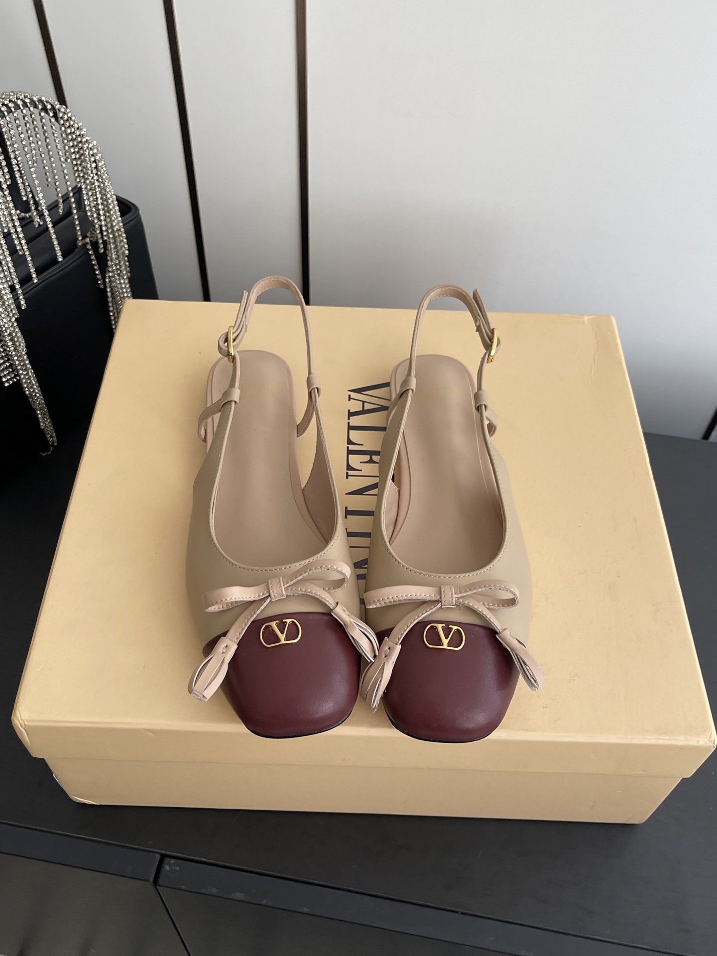 NO:653966,Valentino Valentino 25ss new style bow square toe flat sandals. The latest model on the market, good-looking and versatile. The heel strap is designed with a small bow, which is ladylike yet capable. The upper foot is super comfortable and beautiful to the point of suffocation. The upper is original imported cowhide. The lining is sheepskin. The heel height is 1cm. The outsole is made of Italian genuine leather.  Size 35-42 (40.41.42 customized), sandals, valentino, valentino, sandals, cowhide, sheepskin, Leather soles19860909Valentino 华伦天奴 25ss新款 蝴蝶结 方头 平底凉鞋 最新上市的一款,好看又百搭 后跟带加小蝴蝶结设计淑女又不失干练气质 上脚超级舒服美到窒息 鞋面原版进口牛皮 内里垫脚羊皮 跟高1cm 大底意大利真皮大底 码数35-42（40.41.42定做）,凉鞋,valentino,valentino,sandals,cowhide,sheepskin,Leather soles,Women's Shoes