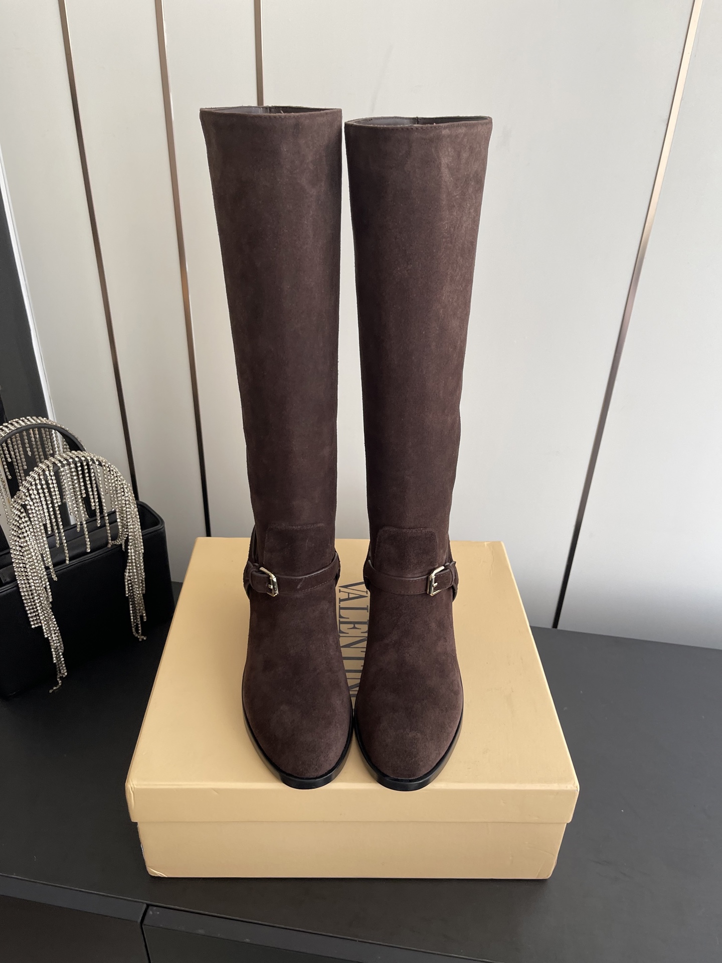 NO:653945,Valentino Valentino 25ss new round toe pull-on calfskin boots - calfskin straps with vintage brass distressed effect VLOGO SIGNATURE buckle closure VALENTINO Valentino High-end hot girl knight boots top-quality cow products and craftsmanship!! The classic reproduction is an irresistible style that everyone can wear. The special textured hardware sets off a full sense of high-end and elegant style, creating a different feeling!  It is an indispensable shoe in your shoe cabinet!  Simple temperament style, the highest version on the market. Material imported cowhide. Lining and foot pads. Imported cowhide. Outsole Italian leather outsole. Heel height 7cm. Size 35-42 (40 41 42 customized). Boots, valentino, valentino, boots, cowhide, Leather soles19860909Valentino 华伦天奴 25ss新款 圆头套穿 小牛皮靴 -小牛皮饰带配以复古黄铜做旧效果VLOGO SIGNATURE搭扣开合 VALENTINO华伦天奴 高级辣妹骑士靴顶级牛品匠心好货!!经典再现拒绝不了的款式谁穿都好看 特别有质感的五金衬托出满满的高级感优雅风格,创造不一样的感觉！它是你鞋柜里不可缺少的战靴！简约气质款式,市场最高版本 材料进口牛皮 内里、垫脚进口牛皮 大底意大利真皮大底 跟高7cm 码数35-42（40 41 42订做）,靴子,valentino,valentino,boots,cowhide,Leather soles,Women's Shoes