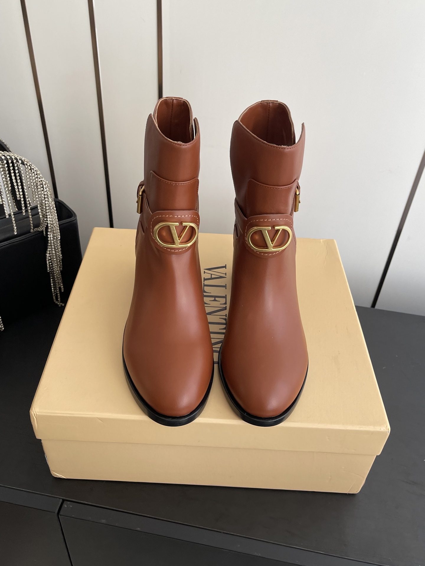 NO:653952,Valentino Valentino GARAVANI VLogo Signature round toe side zipper short boots, the same style worn by celebrity Lin Yuer, calfskin straps with vintage brass distressing effect to highlight the inner straight leg, 7cm heel height, lining cowhide, Italian genuine leather outsole, size 35-39 (40.41.42 custom-made), boots, valentino, valentino, boots, cowhide, Leather soles19860909Valentino 华伦天奴 GARAVANI VLogo Signature 圆头侧拉链 短靴 明星同款林予儿穿搭 小牛皮饰带配以复古黄铜做旧效果更加彰显 内部直筒 鞋跟高7cm 内里牛皮 意大利真皮大底 码数35-39（40.41.42定做）,靴子,valentino,valentino,boots,cowhide,Leather soles,Women's Shoes