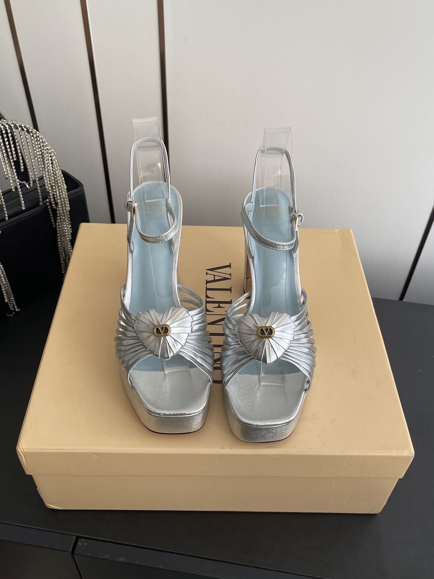 NO:668284,Valentino Valentino 25ss new wedge heel high water platform sandals, love high heels, sweet and age-reducing, it is a perfect match for sweetness and coolness. It can be salty or sweet. My dream shoes. Original imported cowhide on the upper. Sheepskin on the lining. Heel height 11cm. Outsole Italian leather outsole. Size 35-42 (40 41)  42 customized), high heels sandals, valentino, valentino, sandals, high heels, cowhide, sheepskin, Leather soles19860909Valentino 华伦天奴 25ss新款 坡跟高水台凉鞋 爱心高跟鞋 甜美又减龄 让人眼前一看 简直就是甜美酷酷的完美适配 可盐可甜 我的梦中情鞋 鞋面原版进口牛皮 内里垫脚羊皮 跟高11cm 大底意大利真皮大底 码数35-42（40 41 42定做）,高跟鞋凉鞋,valentino,valentino,sandals,high heels,cowhide,sheepskin,Leather soles,Women's Shoes