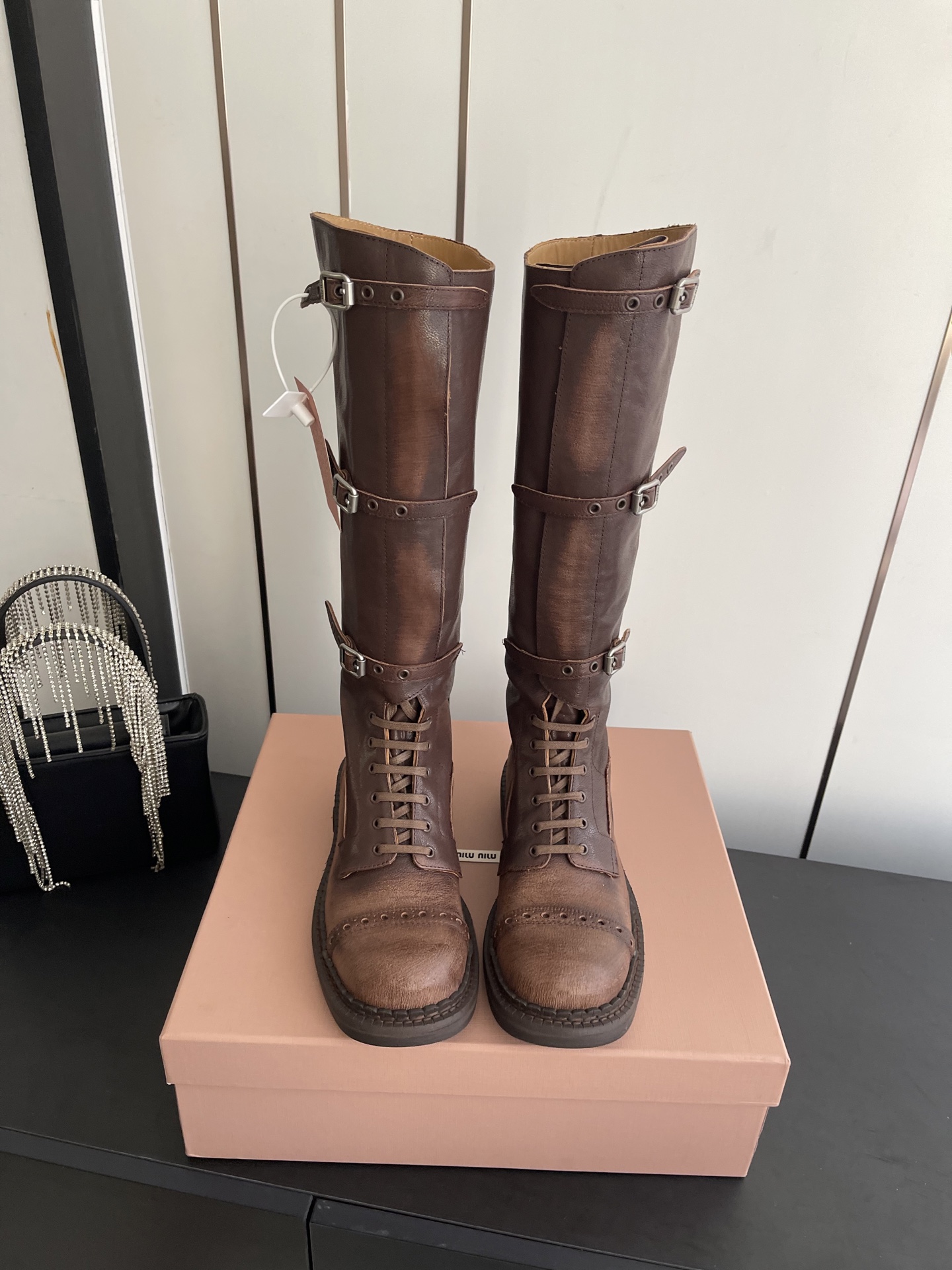 NO:668277,Long boots Miu Miu Miu Miu 25ss autumn and winter catwalk series upgraded version retro distressed Martin boots, a fusion of wasteland style fashion aesthetics. Show pictures frequently appear on the covers of major fashion magazines, worn by celebrities such as Zhang Yuanying. Comfortable and standard. You will not regret it if you close your eyes. The combination can be salty or sweet (ZP develops hardware and customizes a true matching mid-sole). Custom-made imported calfskin upper, genuine leather welt combined outsole.  Size 35-39 (40 customized), boots, miumiu, boots, cowhide19860909长靴Miu Miu 缪缪 25ss秋冬走秀系列 升级版 复古 做旧马丁靴  一场做废土风时尚美学融合 走秀图频频出现在各大时装杂志封面 张元英等各路明星上脚 舒适标配 闭眼入都是不会后悔 搭配还是可咸可甜（ZP开发五金 订制真正对版中大底） 鞋面定制进口小牛皮 鞋底真皮沿条组合大底 码数35-39 (40定做）,靴子,miumiu,boots,cowhide,Women's Shoes