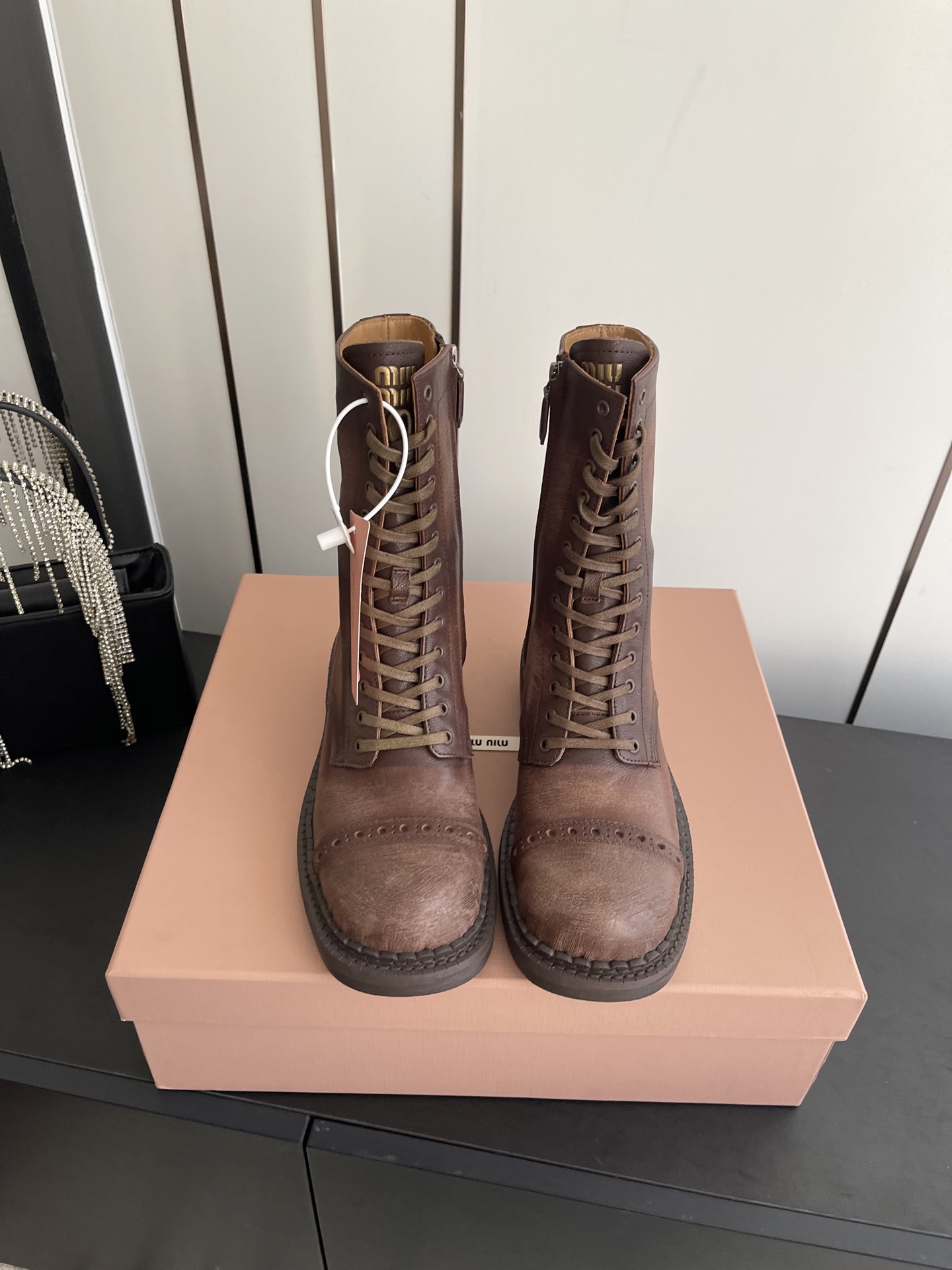 NO:668282,Miu Miu 25ss autumn and winter catwalk series upgraded version retro distressed Martin boots, a fusion of wasteland style fashion aesthetics. Show pictures frequently appear on the covers of major fashion magazines, Zhang Yuanying and other stars. Comfortable standard equipment. You will not regret it if you close your eyes. The combination can be salty or sweet (ZP develops hardware and customizes a true version of the midsole). The upper is customized imported calfskin. The sole is made of genuine leather welt combined outsole. Size 35-39  (40 custom-made), boots, miumiu, boots, cowhide19860909Miu Miu 缪缪 25ss秋冬走秀系列 升级版 复古 做旧马丁靴  一场做废土风时尚美学融合 走秀图频频出现在各大时装杂志封面 张元英等各路明星上脚 舒适标配 闭眼入都是不会后悔 搭配还是可咸可甜（ZP开发五金 订制真正对版中大底） 鞋面定制进口小牛皮 鞋底真皮沿条组合大底 码数35-39 (40定做）,靴子,miumiu,boots,cowhide,Women's Shoes