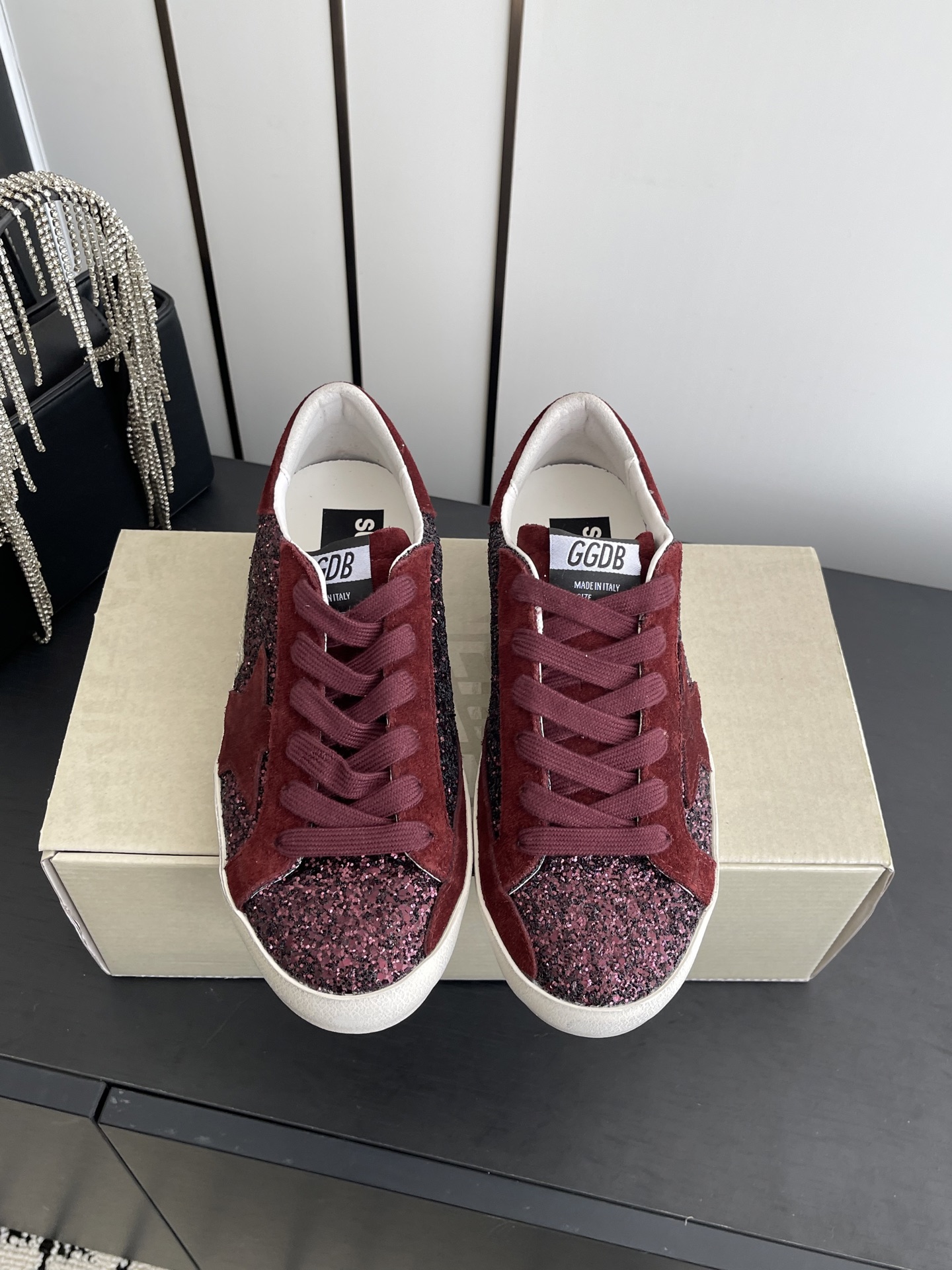 NO:668269,270 Men's GGDB~~Golden Goose 25ss Couple's Model Moral Shoes Small Dirty Shoes ggdb classic couple's small dirty shoes~~Famous for white shoes, stepping on all kinds of dirty shoes!  Celebrity private server foot demonstration × It’s so versatile!  You no longer have to worry about washing your shoes!  The upper is made of original custom-made cowhide (the essence of distressing), the lining is towel + cowhide foot pad, the original molding is made of 3.5cm higher latex insole, the upper is irregularly hand-polished and distressed, and even the sole is polished and distressed~~ Size 35-45 (custom-made 45 for women and men), casual shoes/sports shoes, sneakers, cowhide19860909270男款GGDB~~Golden Goose 25ss 情侣款 德训鞋 小脏鞋 ggdb经典情侣款小脏鞋~~火红程度上怼小白鞋,下踩各类小脏鞋！ 明星私服上脚示范 ×就是这么百搭 ！再也不用担心洗鞋的问题啦！ 鞋面原版定制牛皮（做旧精髓所在）内里毛巾+牛皮垫脚,原版开模3.5cm内增高乳胶鞋垫 不规则手工打磨做破鞋面,就连鞋底也是打磨做旧的~~ 码数35-45（女 男45订做）,休闲鞋/运动鞋,sneakers,cowhide,Women's Shoes